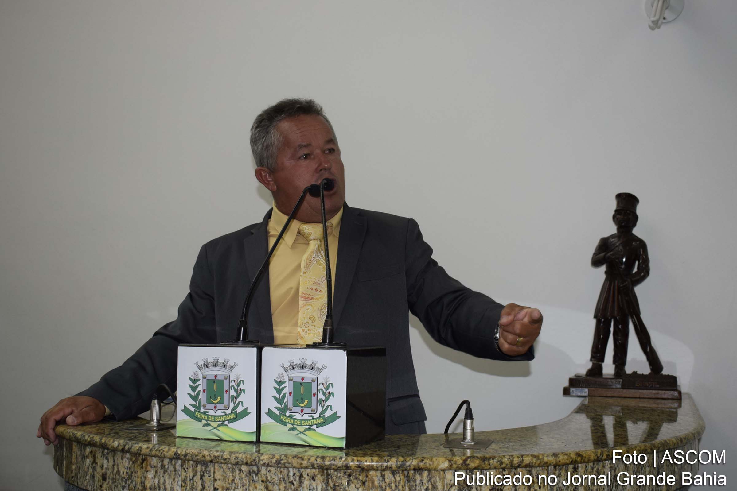 José Menezes (Zé Filé): este governo que vocês elogiam acabou com a saúde.