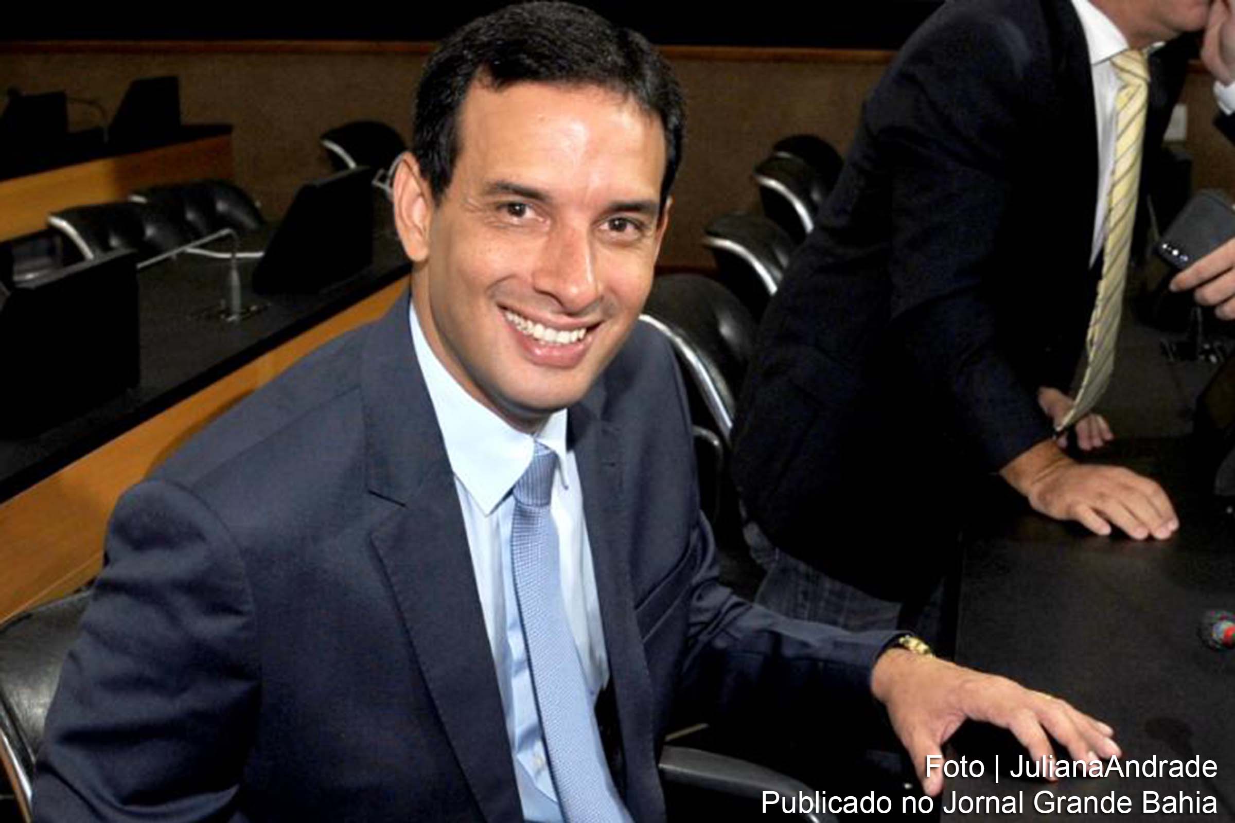 Deputado Leonardo Silva Prates (Leo Prates) apresenta ofício pedindo licença do mandato. Parlamentar assume secretaria municipal em Salvador.