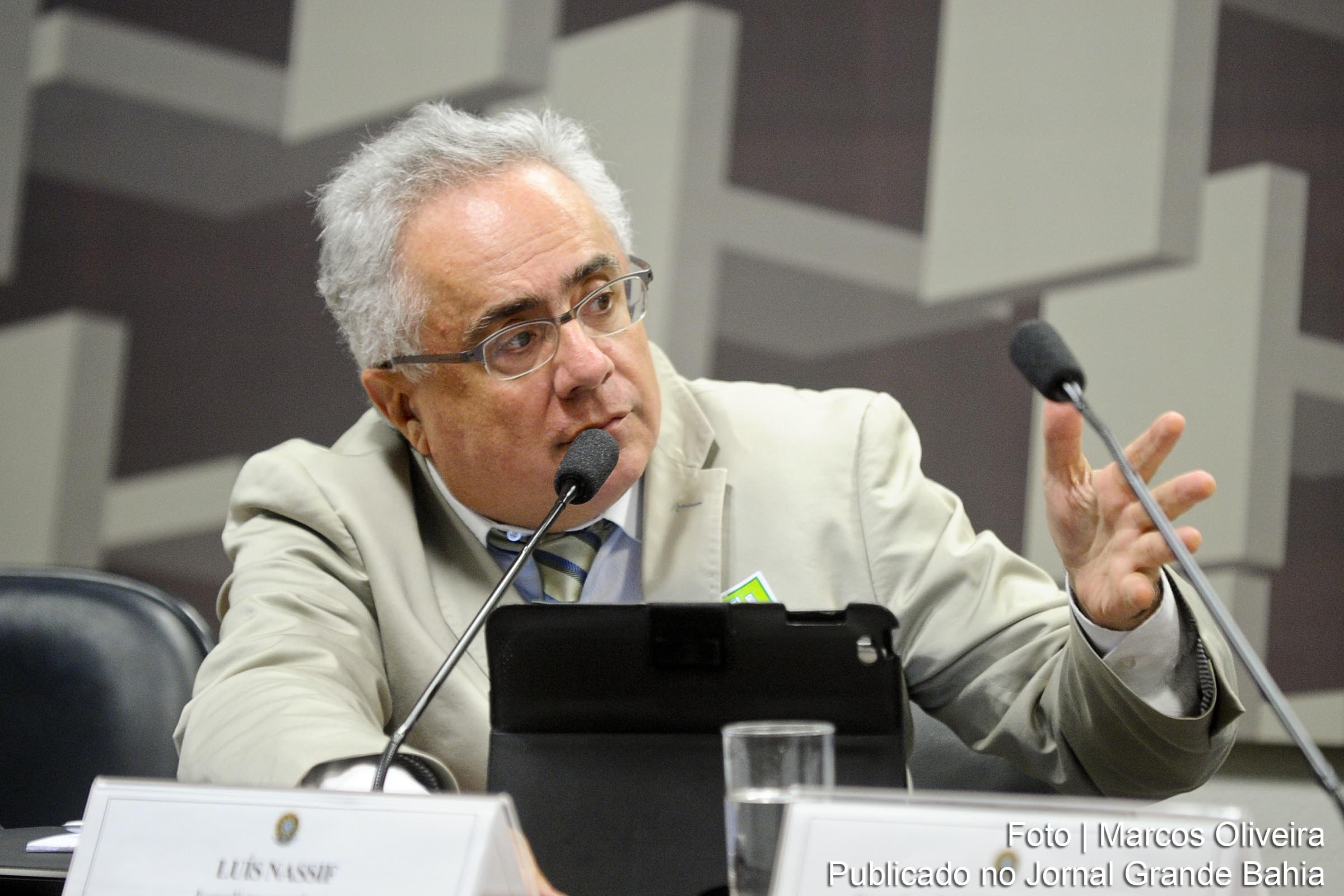 Luís Nassif é jornalista, atuou como colunista e membro do conselho editorial da Folha de S. Paulo, escrevendo por muitos anos sobre economia.