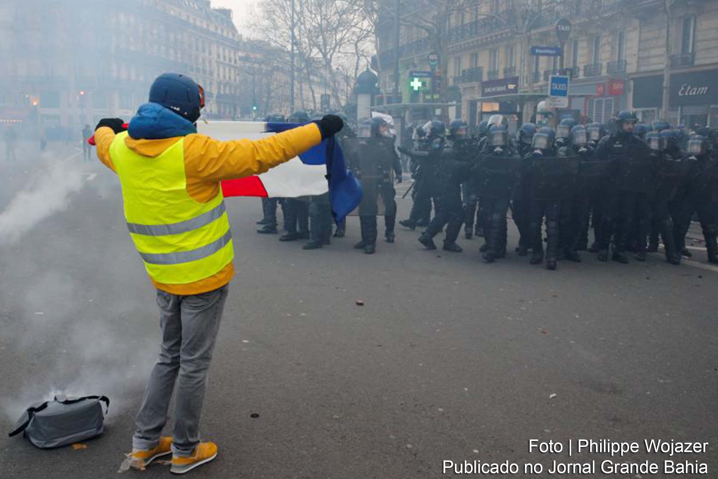 Manifestantes lançaram objetos contra a polícia, que respondeu com bombas de gás lacrimogêneo.