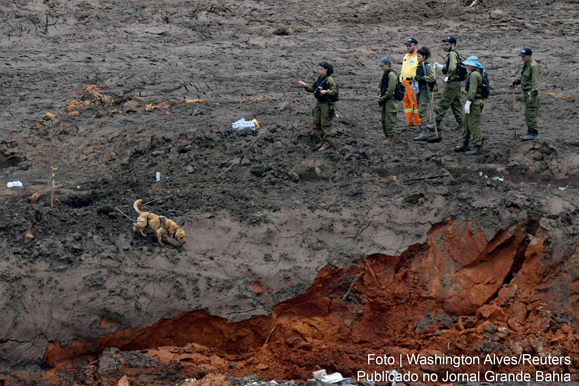 Membros das forças de segurança de Israel trabalham na localização de vítimas da tragédia no Município de Brumadinho, em Minas Gerais.