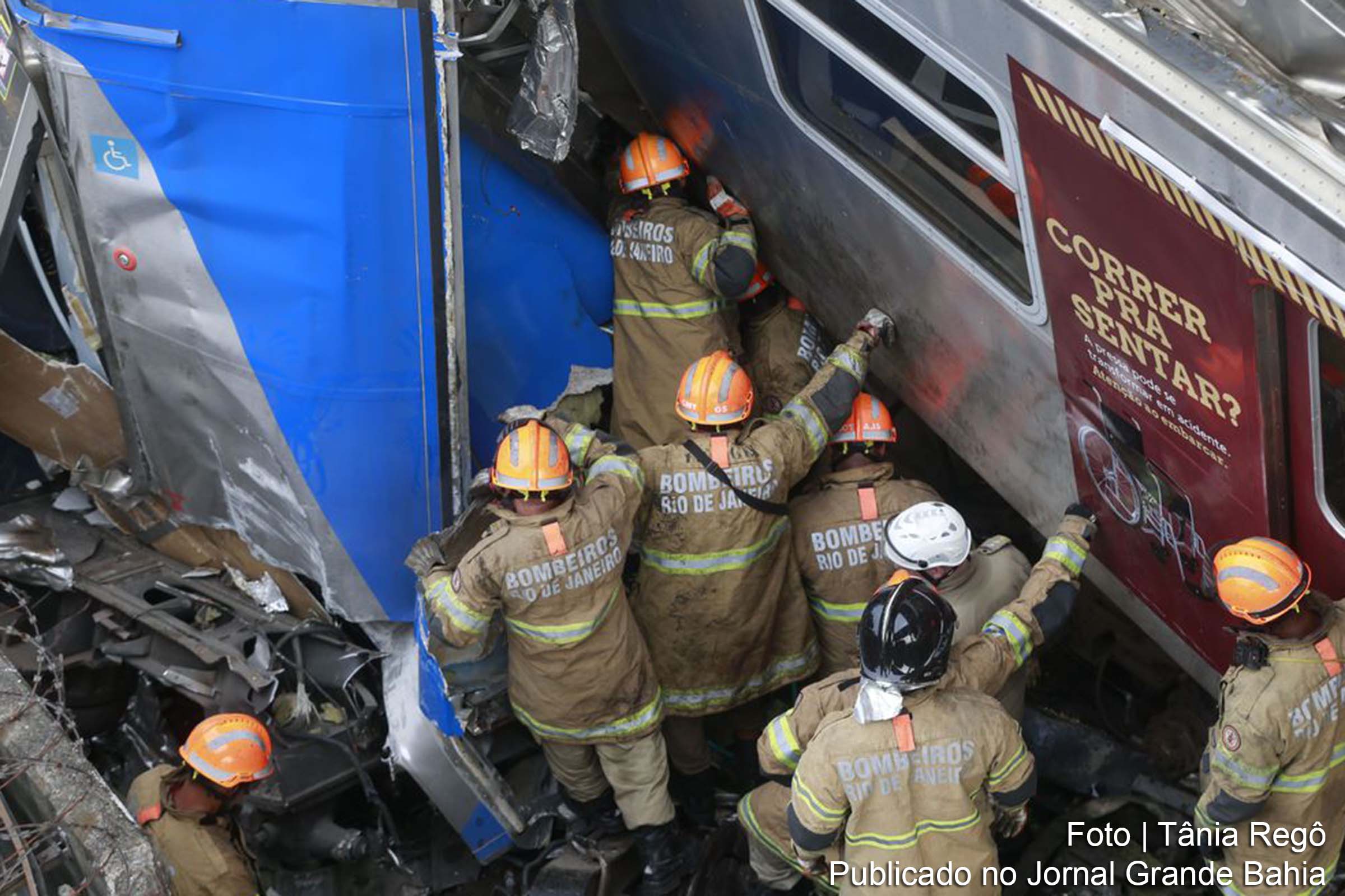 Bombeiros do Rio de Janeiro tentam resgatar pessoas presas nas ferragens de trens.
