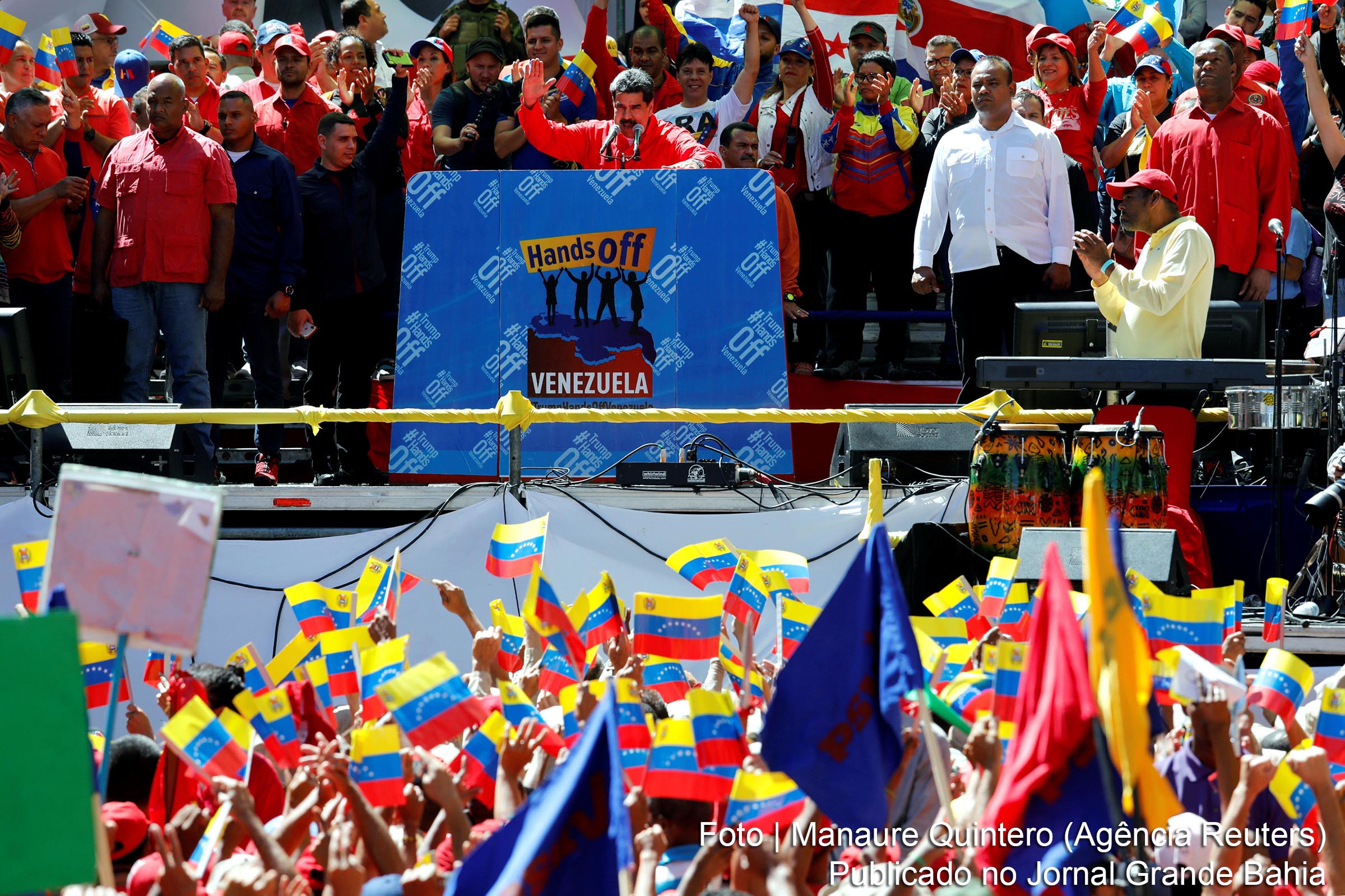 O presidente da Venezuela, Nicolás Maduro, discursa para apoiadores na capital Caracas, neste sábado (23/02/2019).