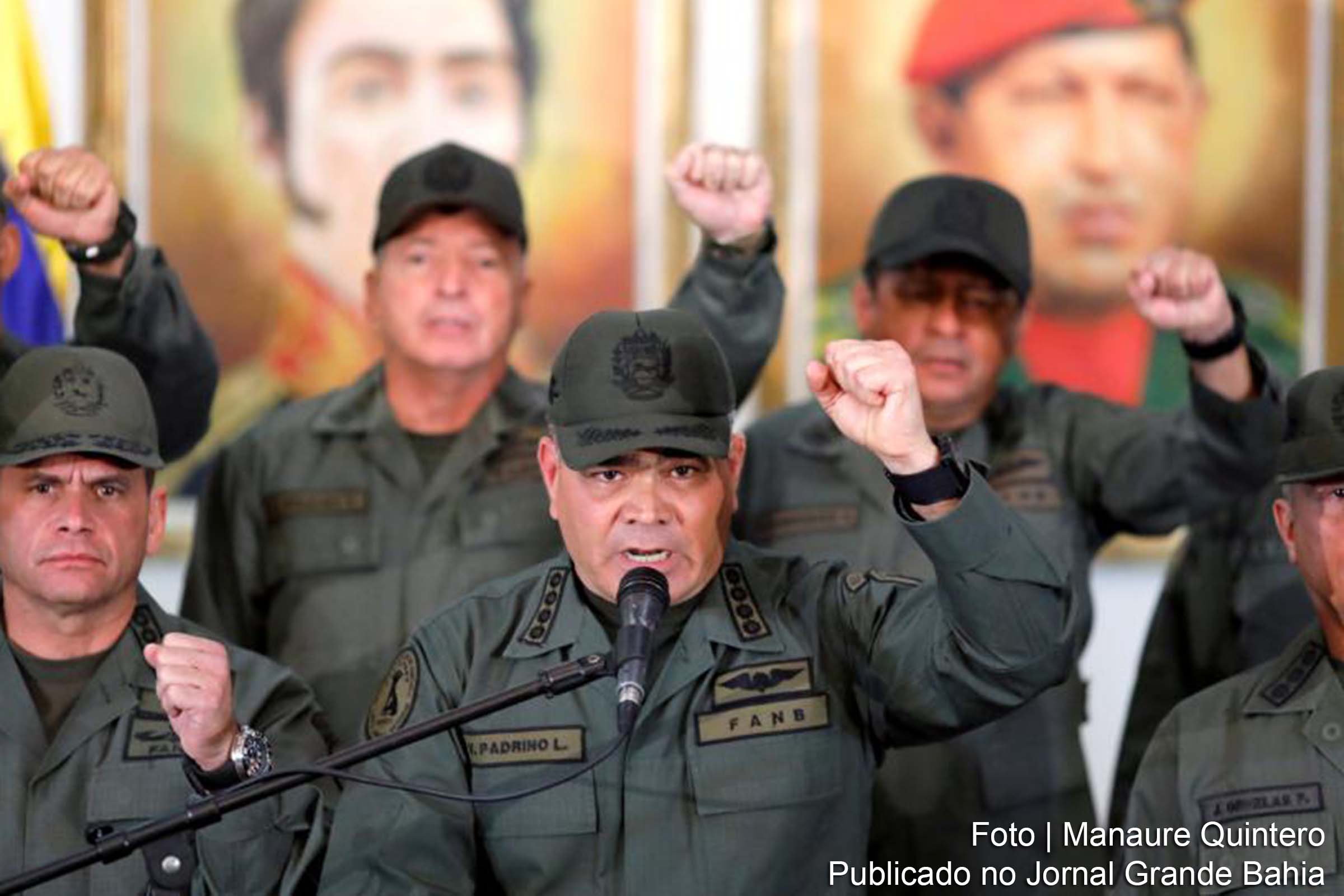 O ministro da Defesa da Venezuela, Vladimir Padrino Lopez, à frente e ao centro, durante coletiva de imprensa em Caracas.