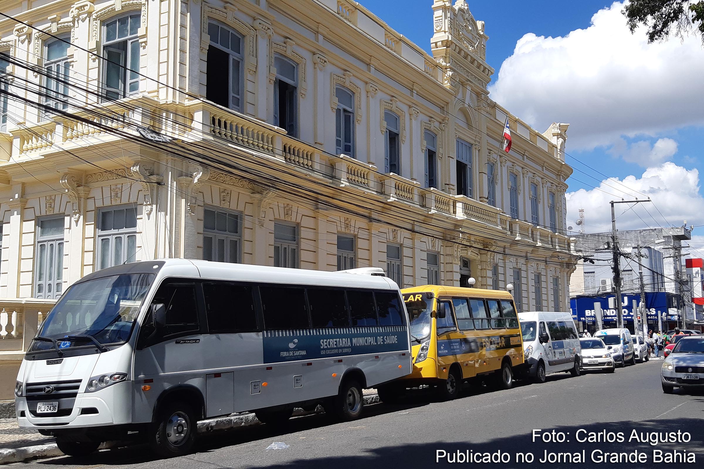 Prefeitura de Feira de Santana recebe ônibus adaptados do Governo Federal para atender aos setores de Saúde e Educação.