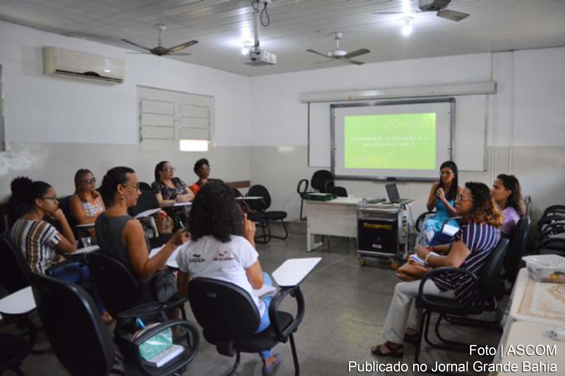 Membros da Equipe Interprofissional da Secretaria Municipal de Educação e dos Conselhos Tutelares I e II participaram de uma capacitação sobre o tema, na SEDUC.