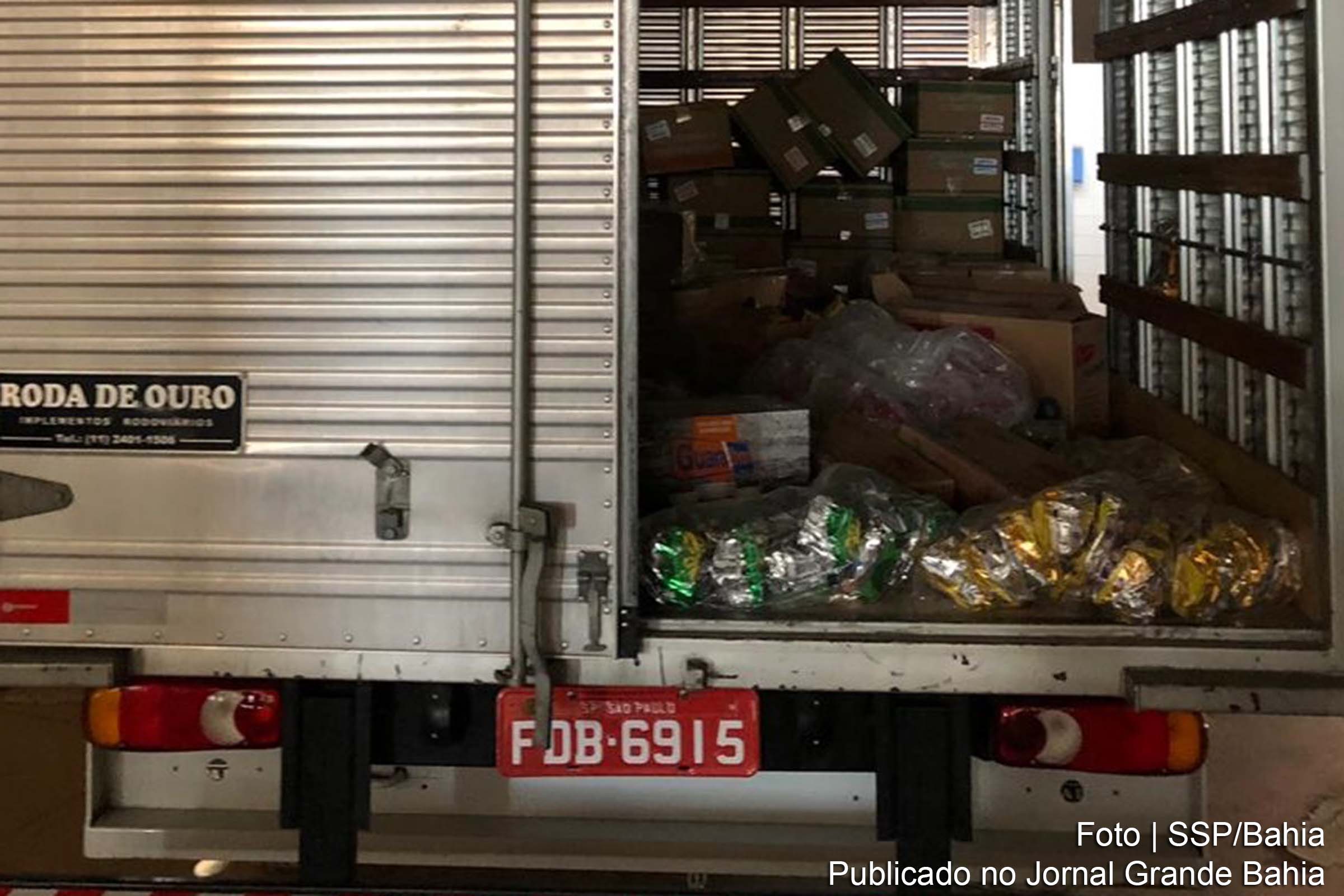 Carga de contrabando de cigarros é apreendida pela polícia.