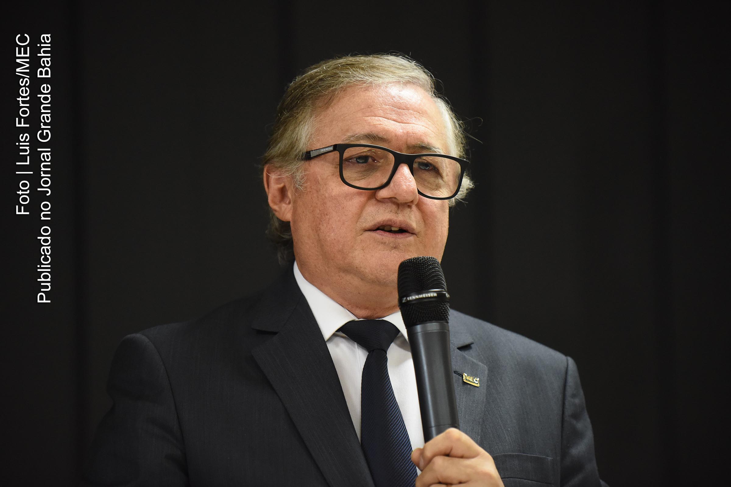 Ricardo Vélez Rodríguez é um teólogo, filósofo, ensaísta e professor colombiano naturalizado brasileiro. É o atual Ministro da Educação do Brasil. Suas visões políticas são descritas por algumas fontes como de extrema-direita.