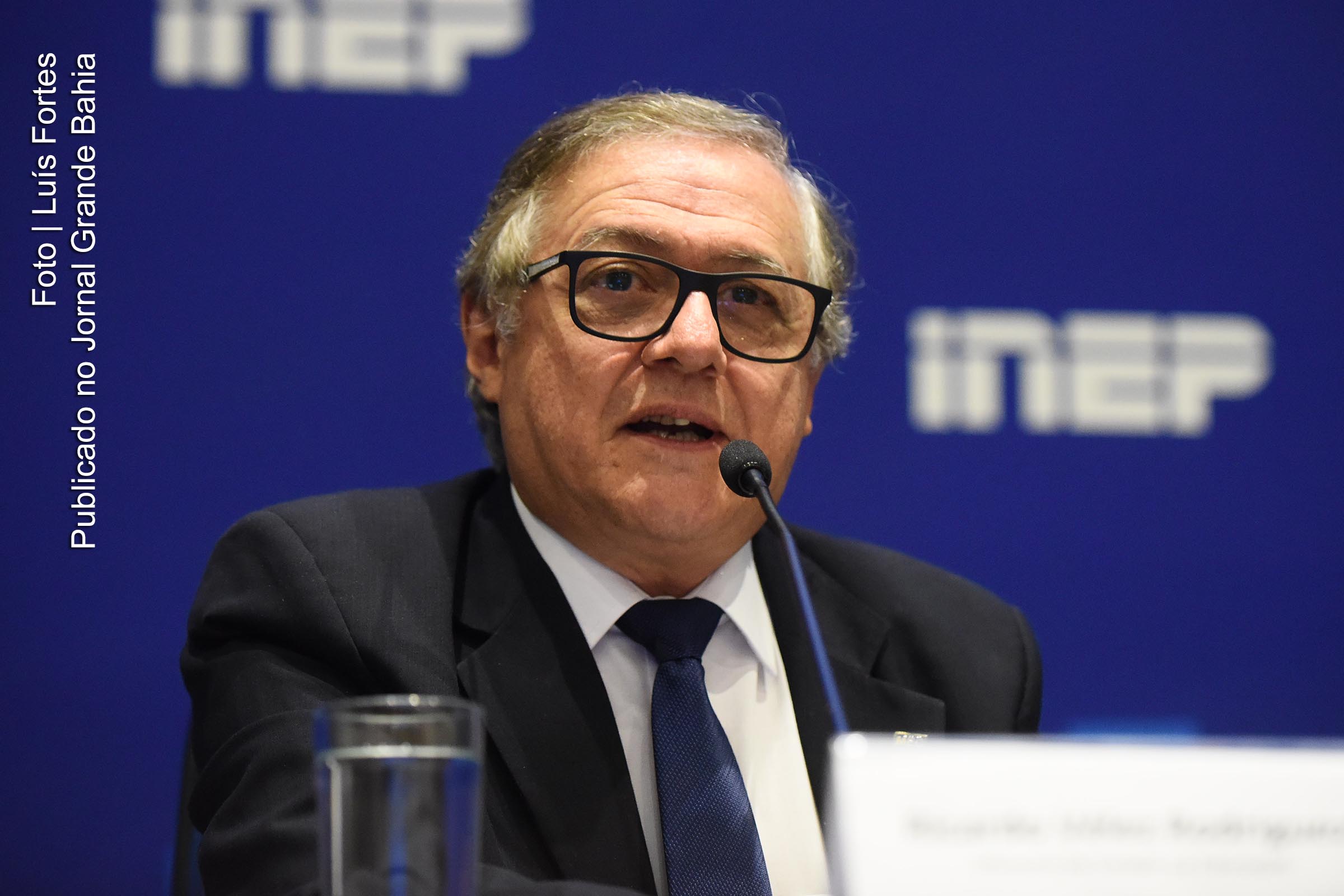 Ricardo Vélez Rodríguez é um teólogo, filósofo, ensaísta e professor colombiano naturalizado brasileiro. É o atual Ministro da Educação do Brasil. Suas visões políticas são descritas por algumas fontes como de extrema-direita