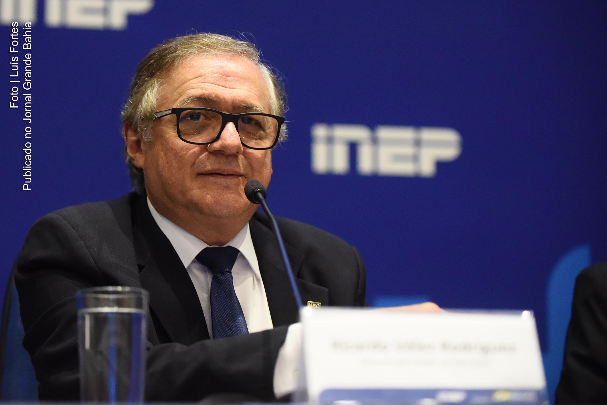 Ricardo Vélez Rodríguez é um teólogo, filósofo, ensaísta e professor colombiano naturalizado brasileiro. É o atual Ministro da Educação do Brasil. Suas visões políticas são descritas por algumas fontes como de extrema-direita