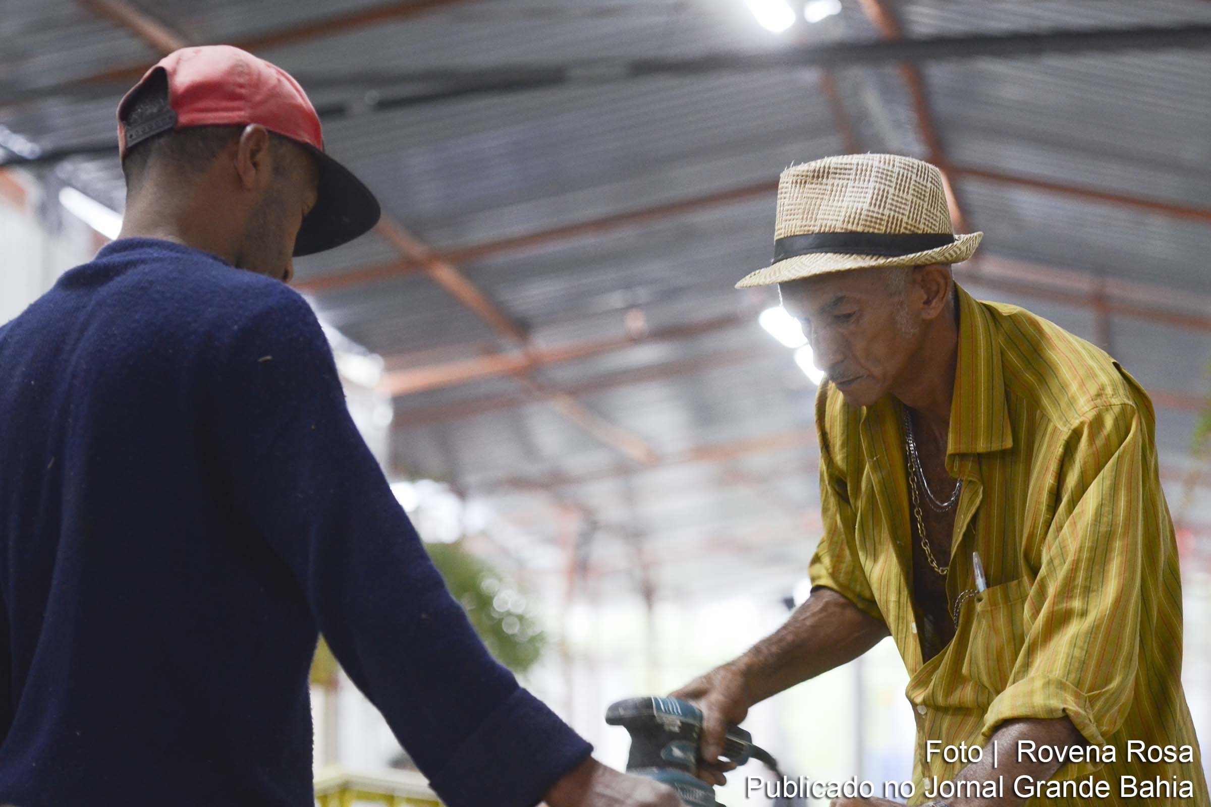 Robilã Rodrigues da Cruz e Cícero Ferreira produzem móveis e artesanato a partir de caixas de frutas e paletes.