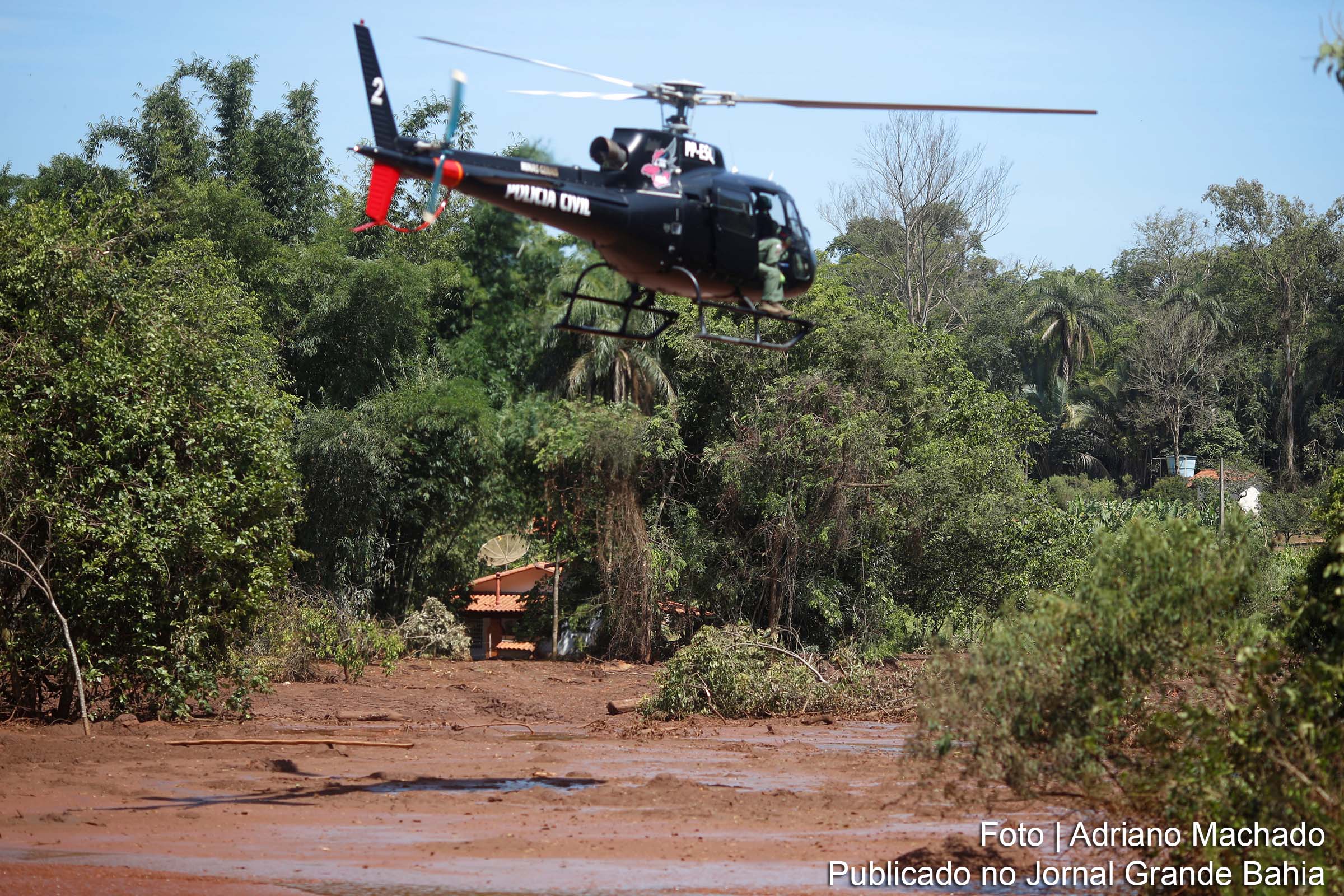Helicóptero de resgate sobrevoa Rio Paraopeba atingido pelo rompimento de barragem da Vale, em Brumadinho.