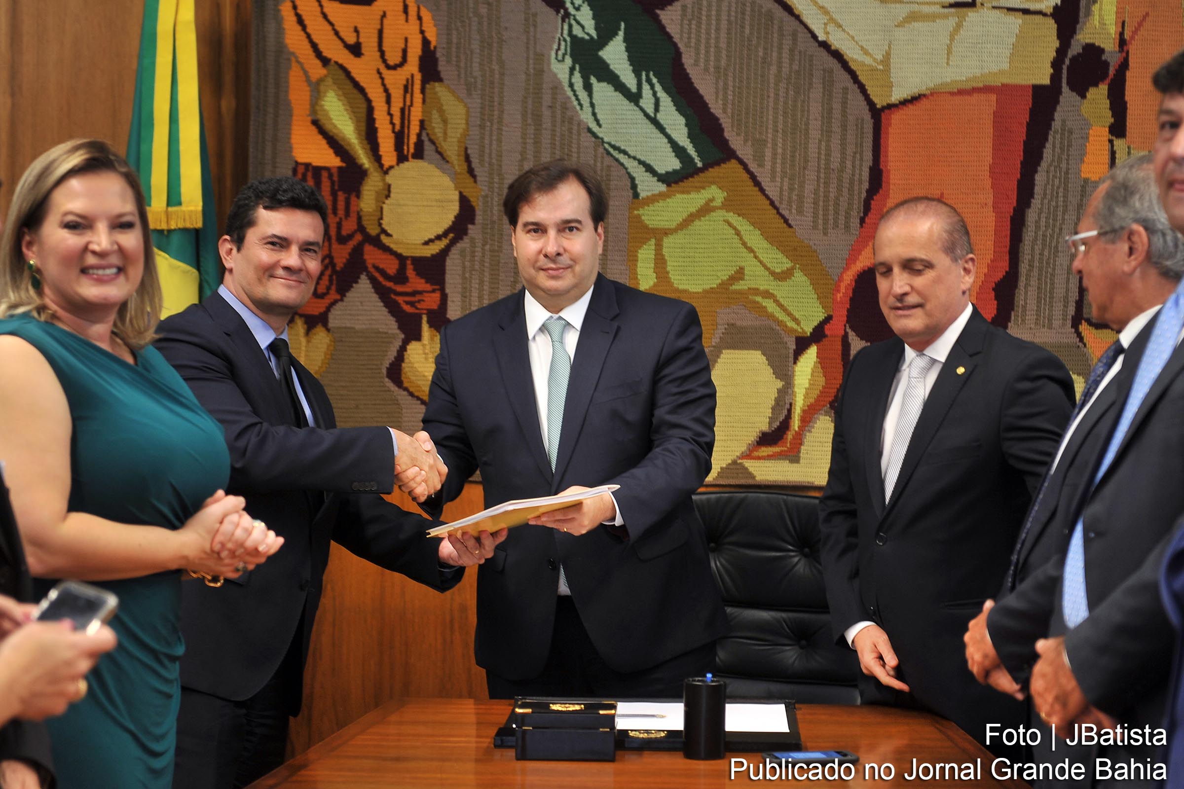 Ministro Sérgio Moro entrega projetos do pacote anticrime à Rodrigo Maia, presidente da Câmara, Deputados. Participaram do encontro Paulo Guedes, da Economia, e Onyx Lorenzoni, da Casa Civil, em 19 de fevereiro de 2019.