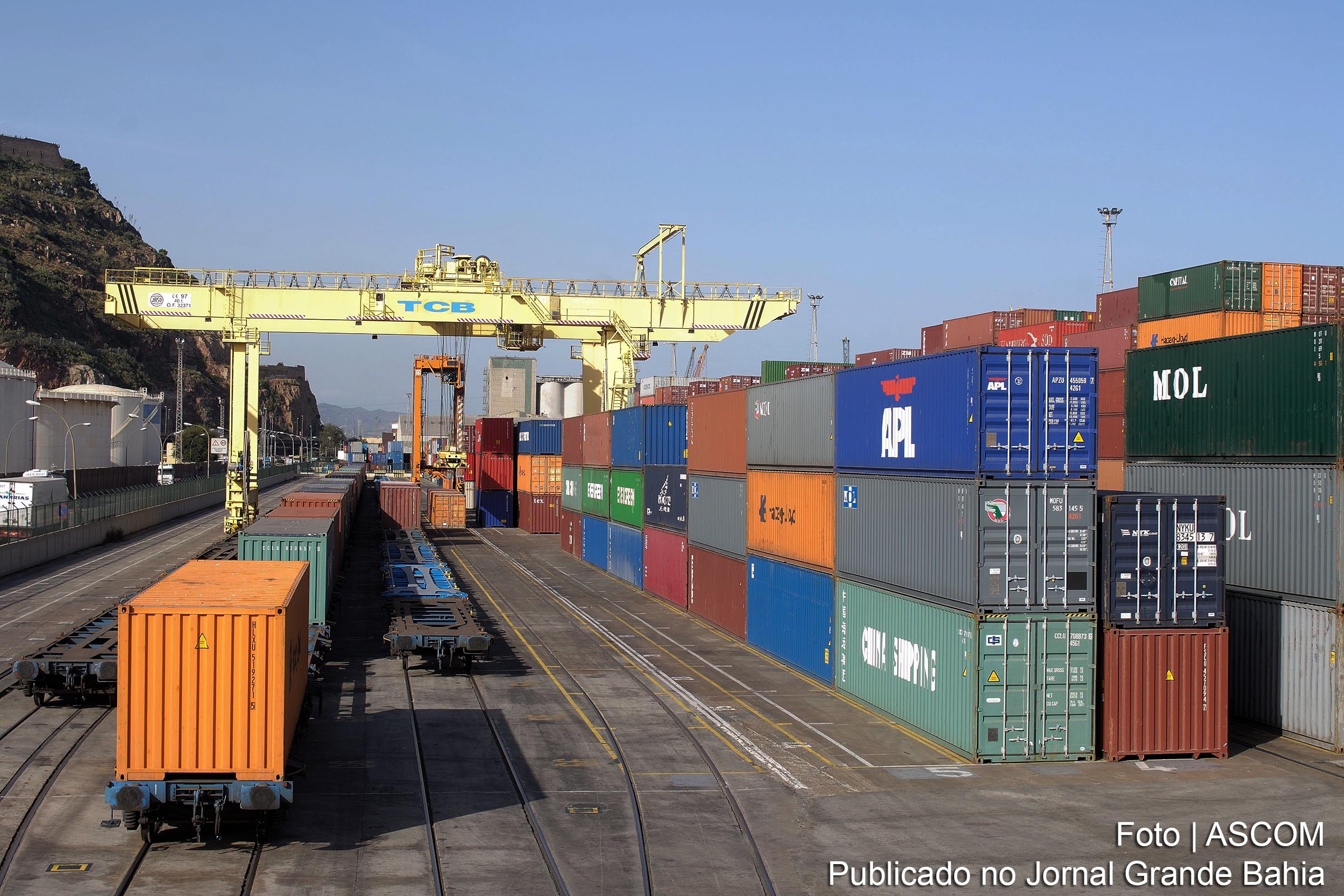 Terminal portuário com carga de contêiner.