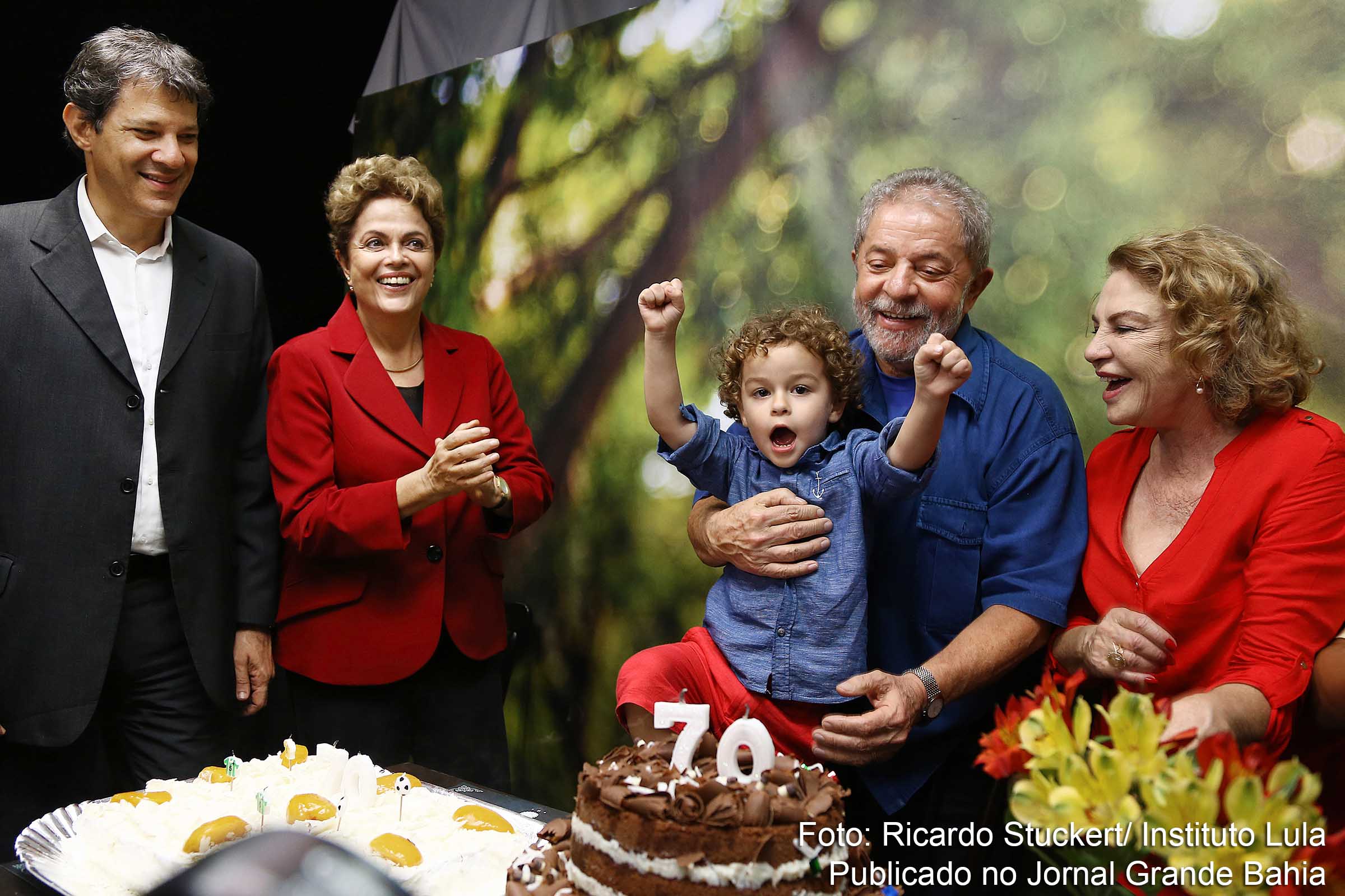 Arthur Araújo Lula da Silva nos braços do avô Luiz Inácio Lula da Silva e ao lado da avó Marisa Letícia, durante aniversário de 70 do ex-presidente, comemorando em 27 de outubro de 2015.
