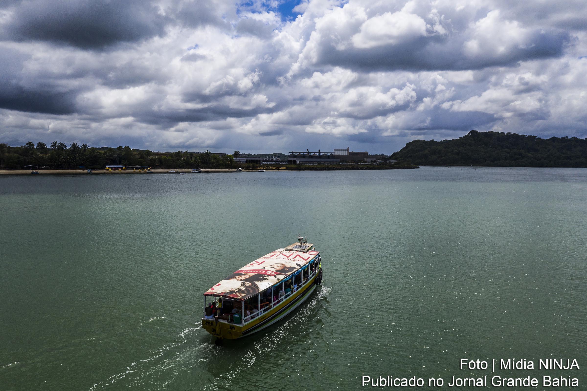 Barco transporta turistas em visita à Ilha de Maré, na Baía de Todos os Santos.