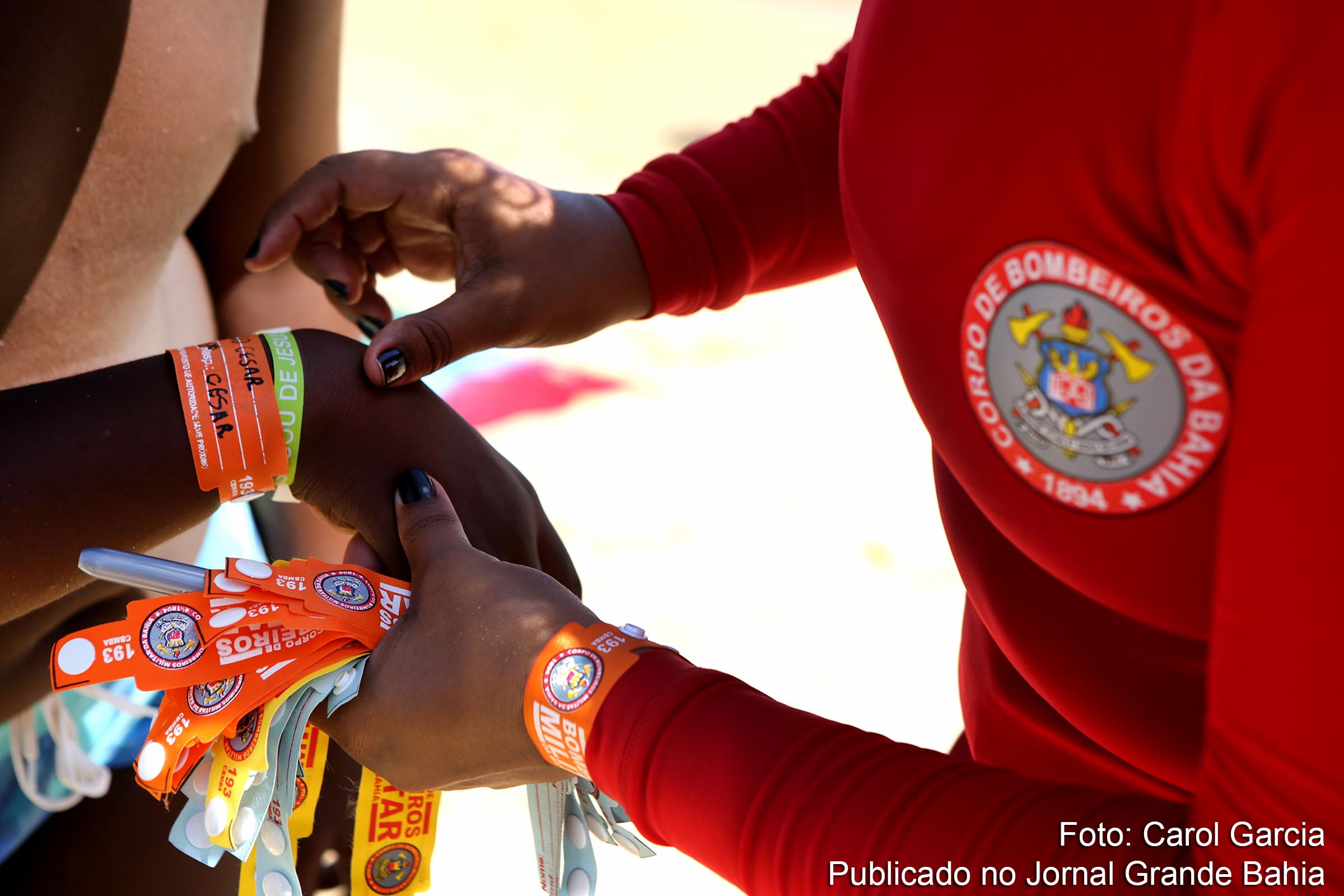 Bombeiros distribuem pulseiras de identificação para crianças e Gmar atua vinte quatro horas durante o Carnaval 2019 de Salvador.