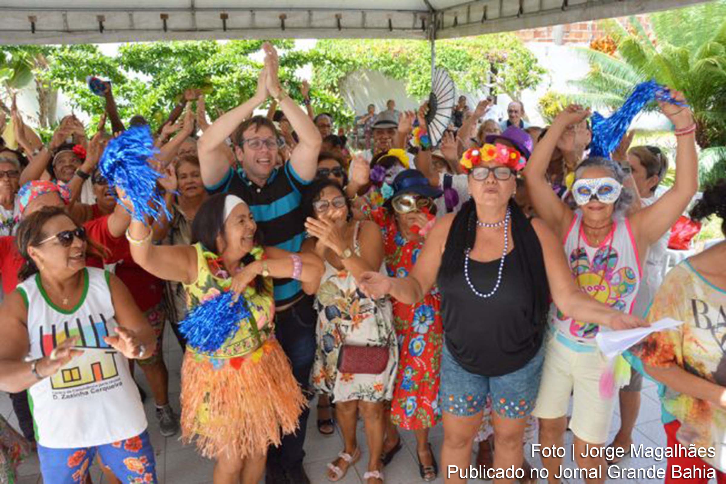 As marchinhas que animaram os antigos Carnavais, com os tradicionais bailes de máscaras e fantasias, marcaram as comemorações pelos 15 anos de instalação do Centro de Convivência para Idosos Dona Zazinha Cerqueira.