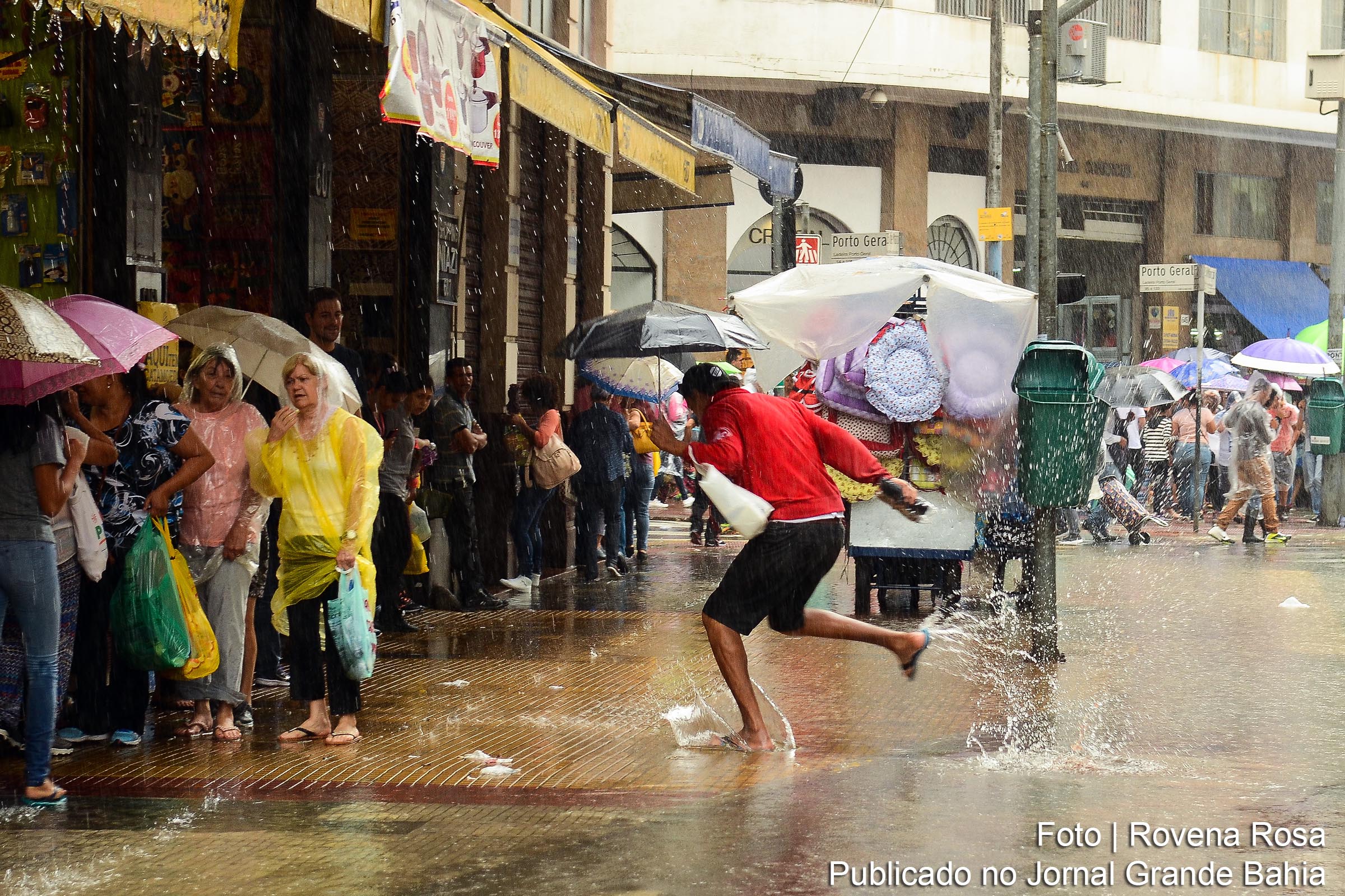 Chuva intensa provoca alagamento na Rua 25 de Março, região central de São Paulo, em 11 de março de 2019.