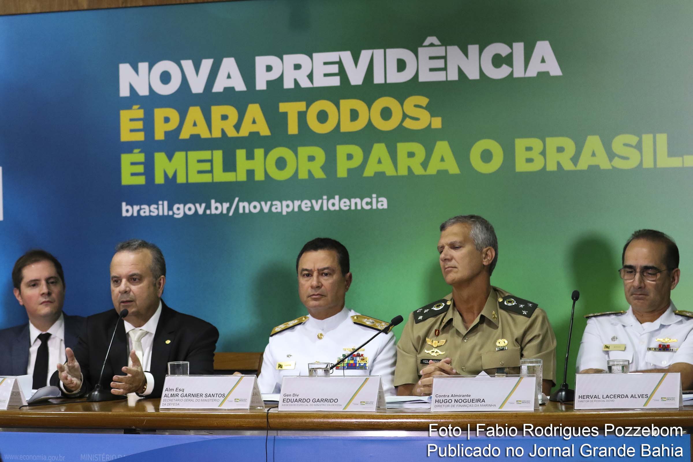 Rogério Marinho, secretário especial de Previdência e Trabalho do Governo Bolsonaro, ao lado de militares, explica proposta de Reforma da Previdência.