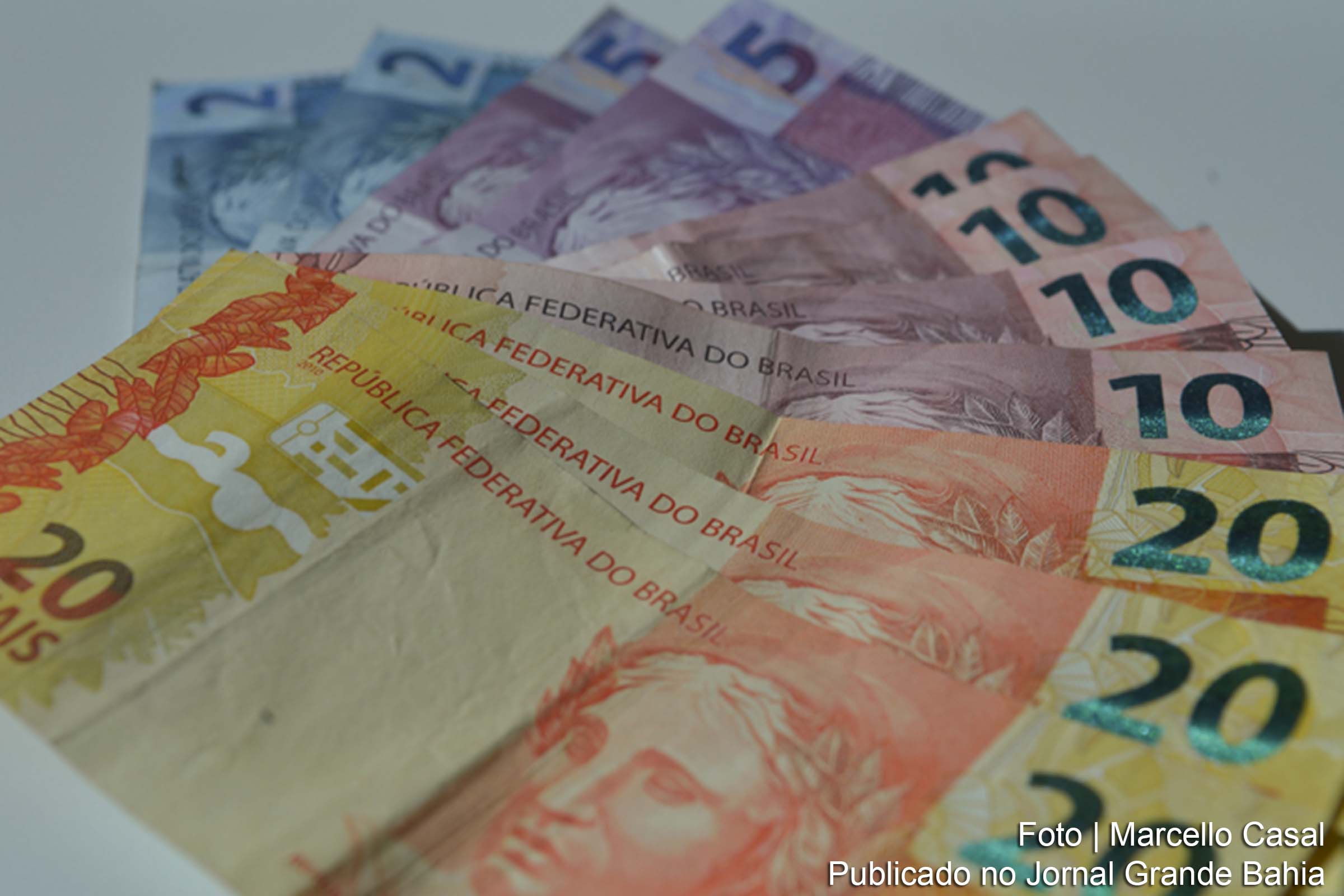 Notas de reais (R$).