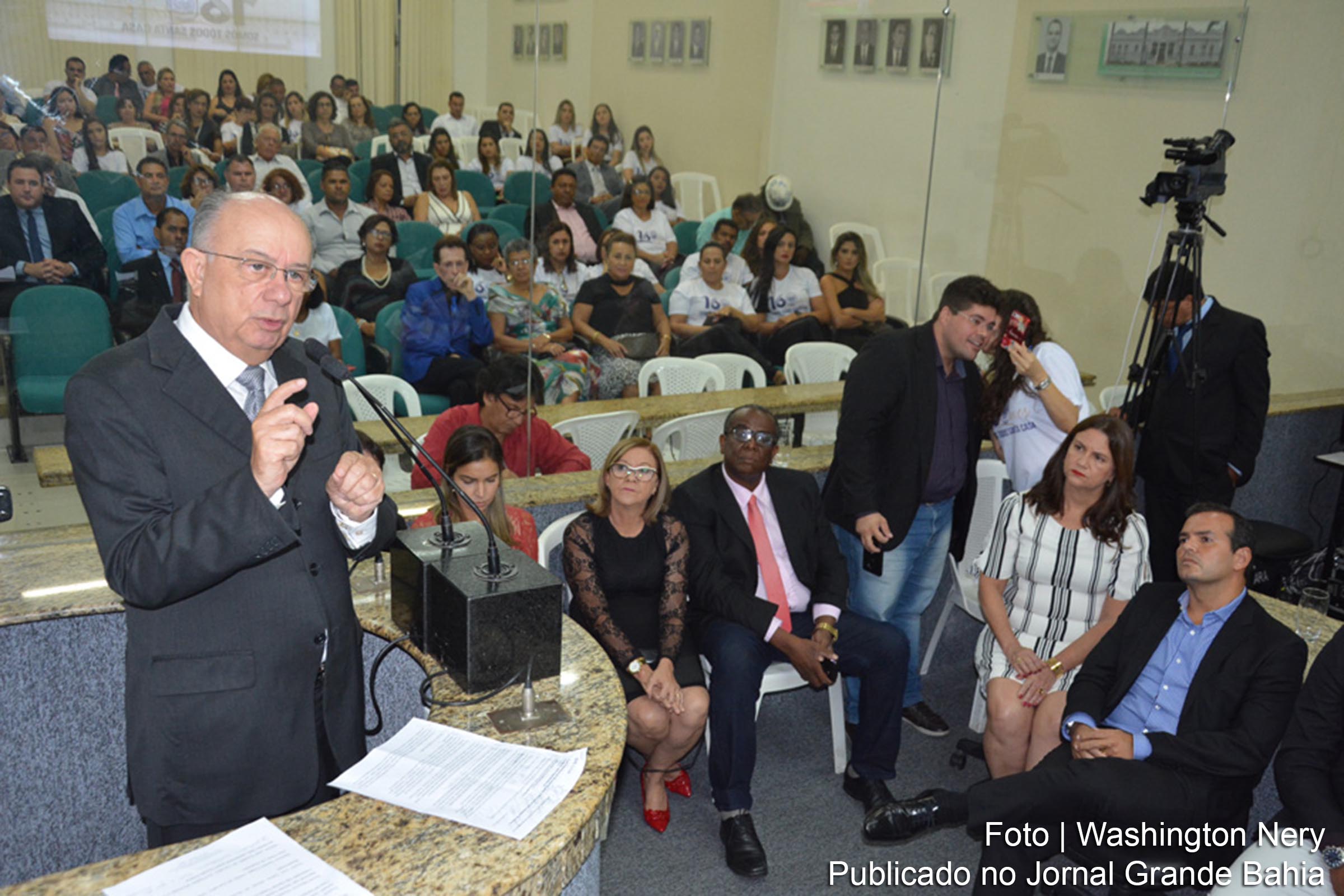 Ex-prefeito José Ronaldo discursa durante solenidade na Câmara Municipal em homenagem aos 160 anos de fundação da Santa Casa de Misericórdia de Feira de Santana, em 26 de março de 2019.