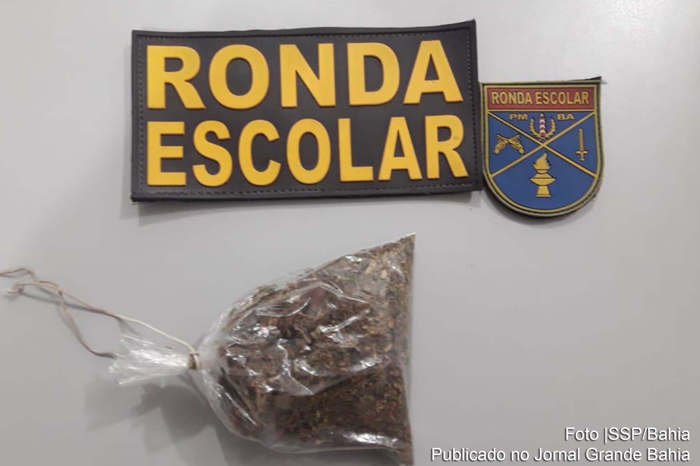 Foi apreendido um saco plástico com maconha também foi encontrado num terreno baldio ao lado da escola, e a droga foi apresentada na Delegacia Territorial de Cajazeiras.