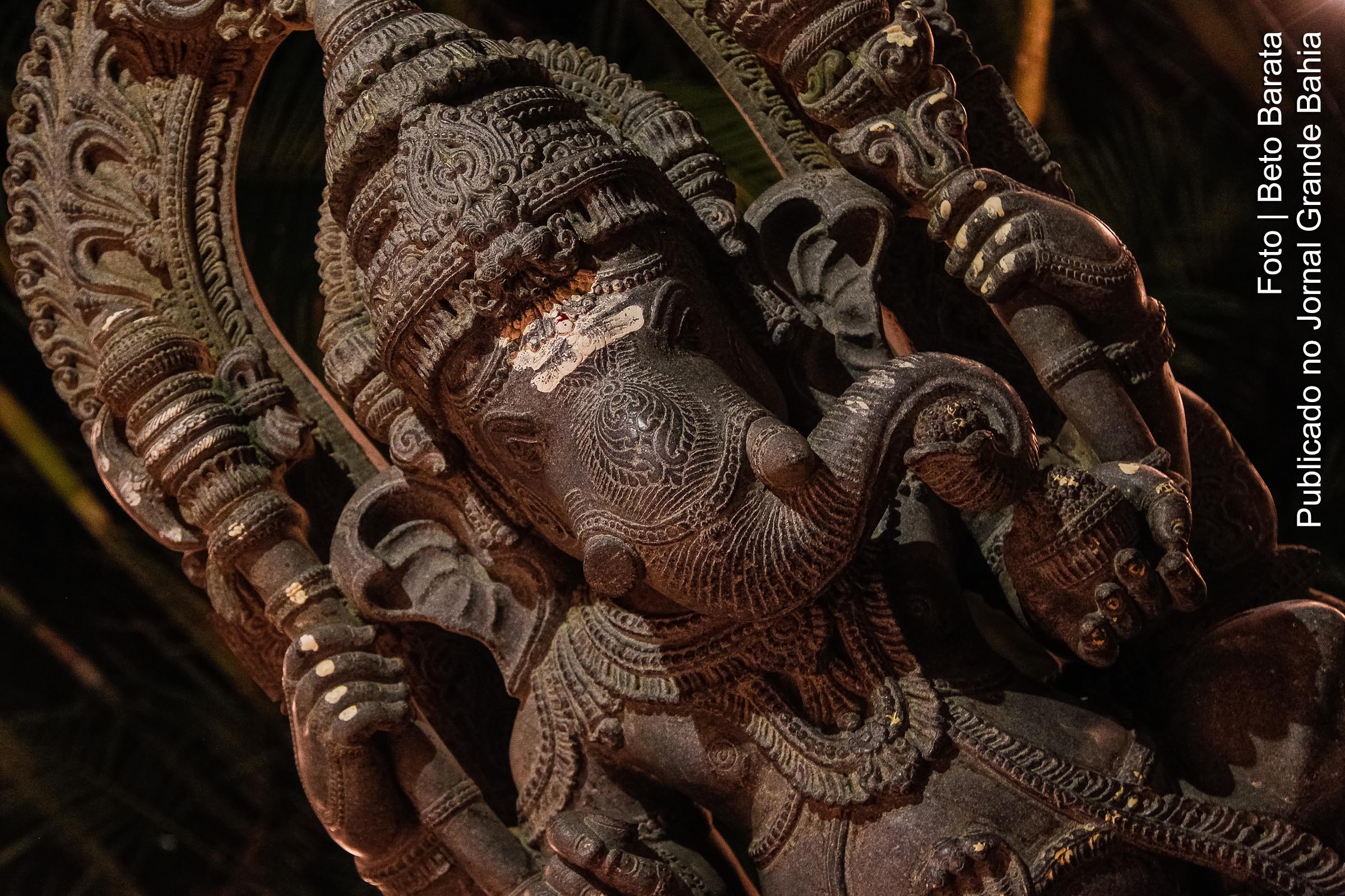 Ganesha, divindade hindu e védica que se caracteriza como removedor de obstáculos, proporcionando sucesso, fartura, intelectualidade e sabedoria. É geralmente encontrada na porta de templos e casas como símbolo de proteção.