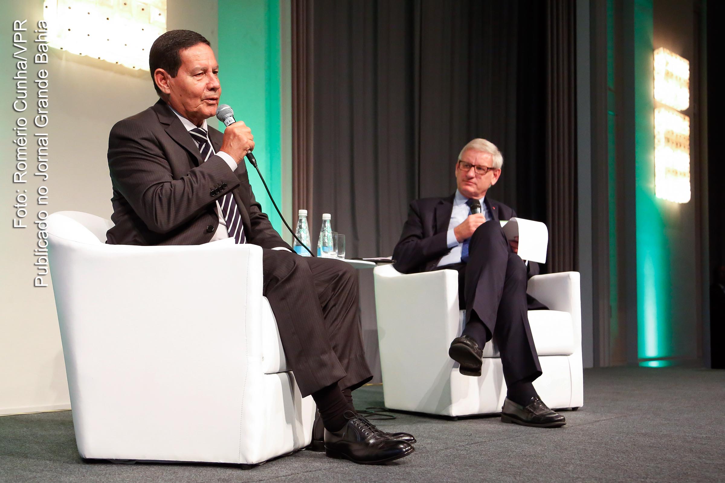 Presidente da República em Exercício, general Hamilton Mourão participa de debate durante o Fórum Empresarial SEB, em 18 de março de 2019.