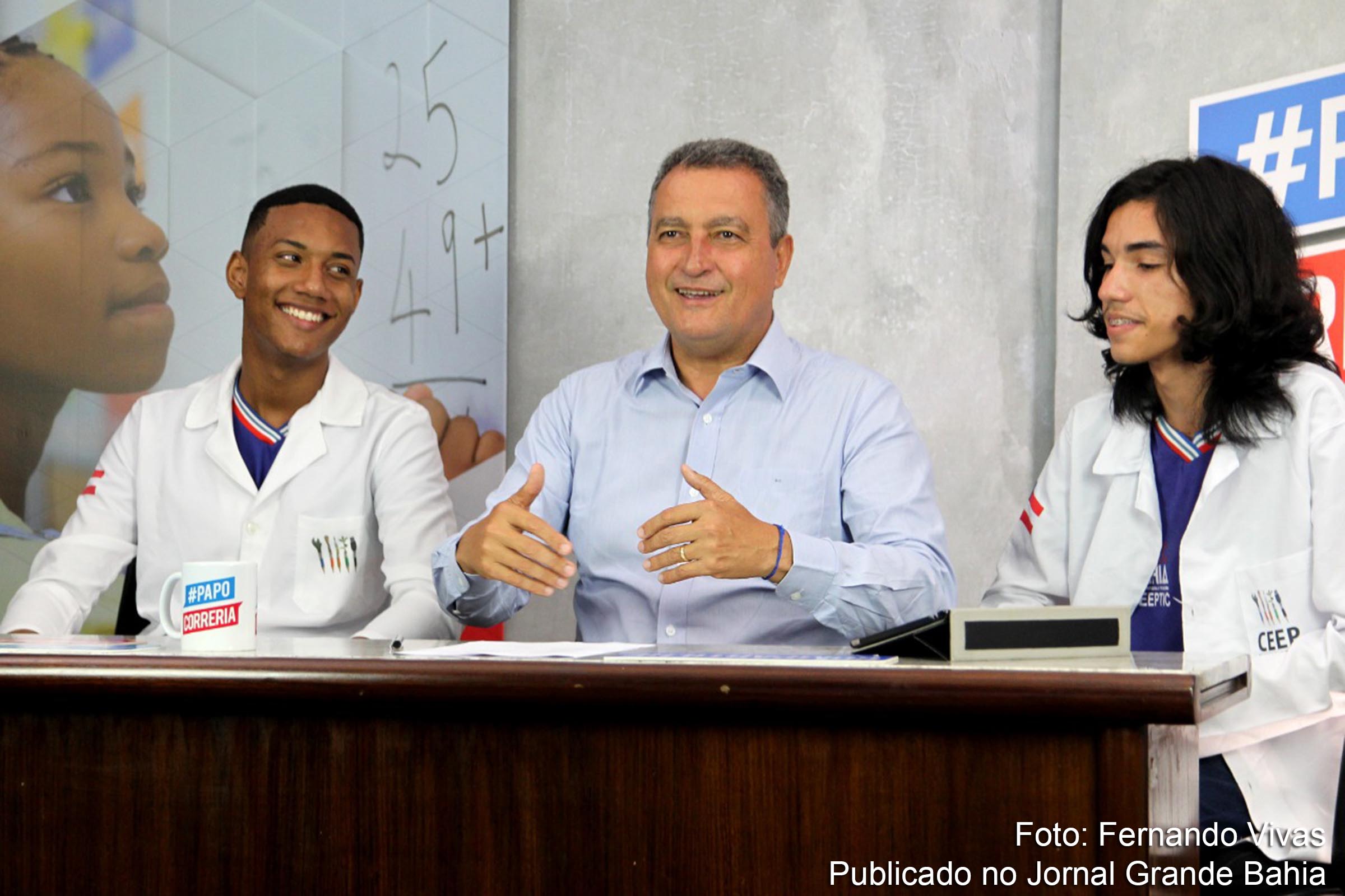 Durante #PapoCorreria, governador Rui Costa anuncia contratação de 5 mil universitários para projeto de reforço escolar, em 19 de março de 2019.