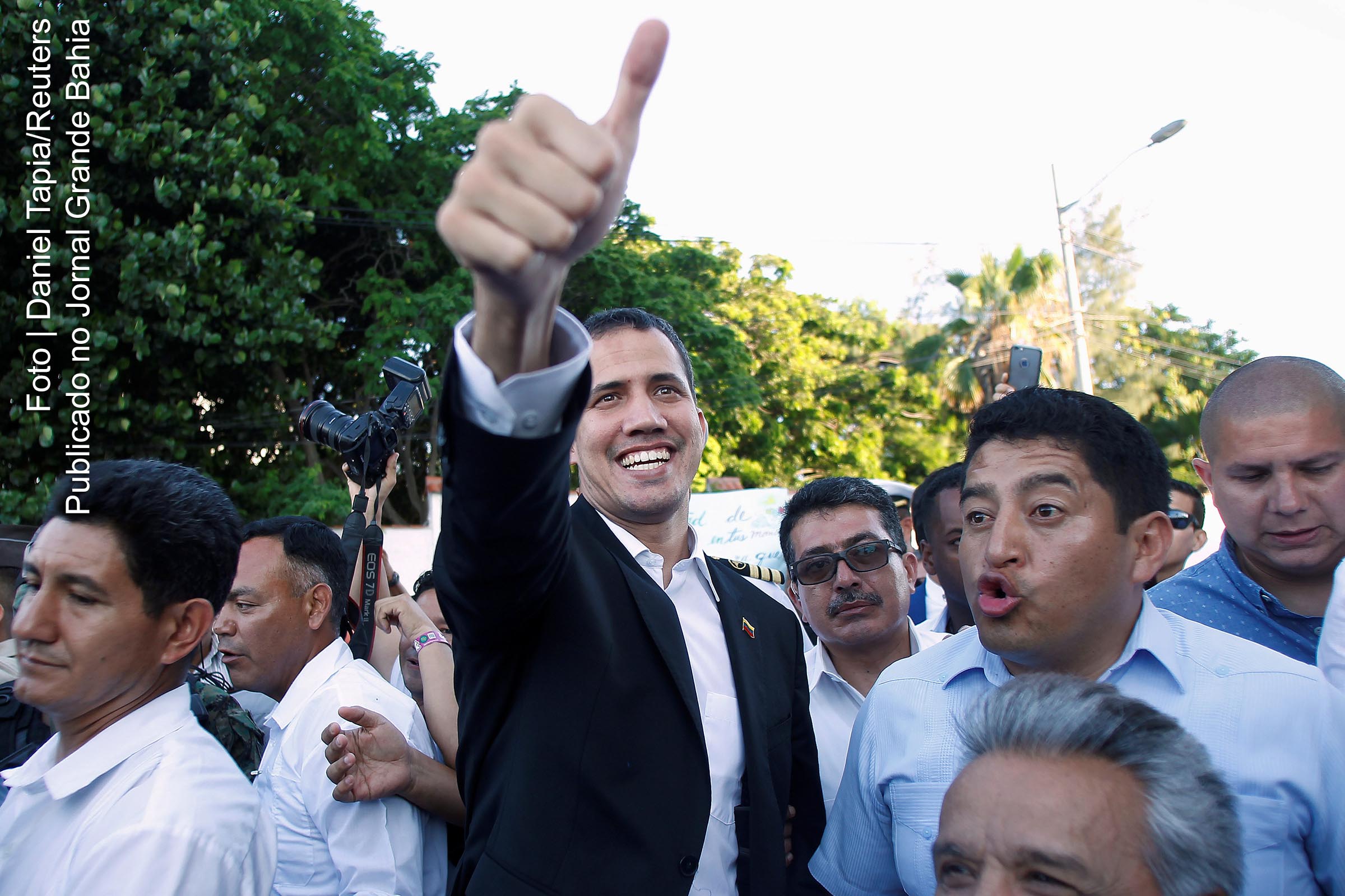 Deputado Juan Guaidó cumprimenta apoiadores.