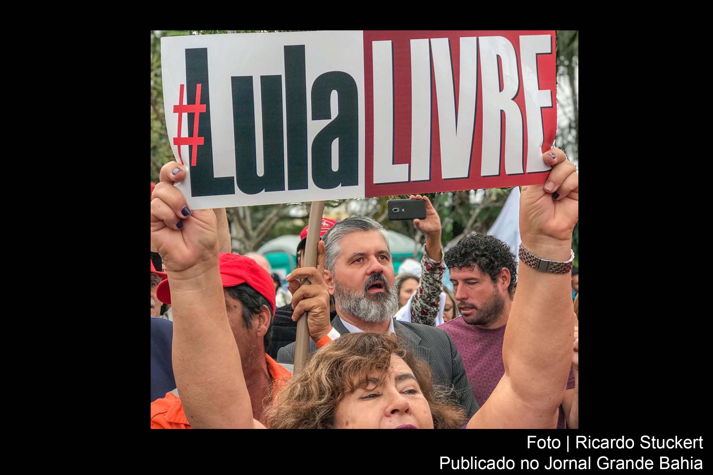 Membros da magistratura protestaram em defesa da liberdade do ex-presidente Lula. “É nossa obrigação como juízes defender a democracia, o Estado de Direito e o Judiciário”, afirmaram manifestantes. protesto ocorreu nesta quinta-feira (21/03/2019).