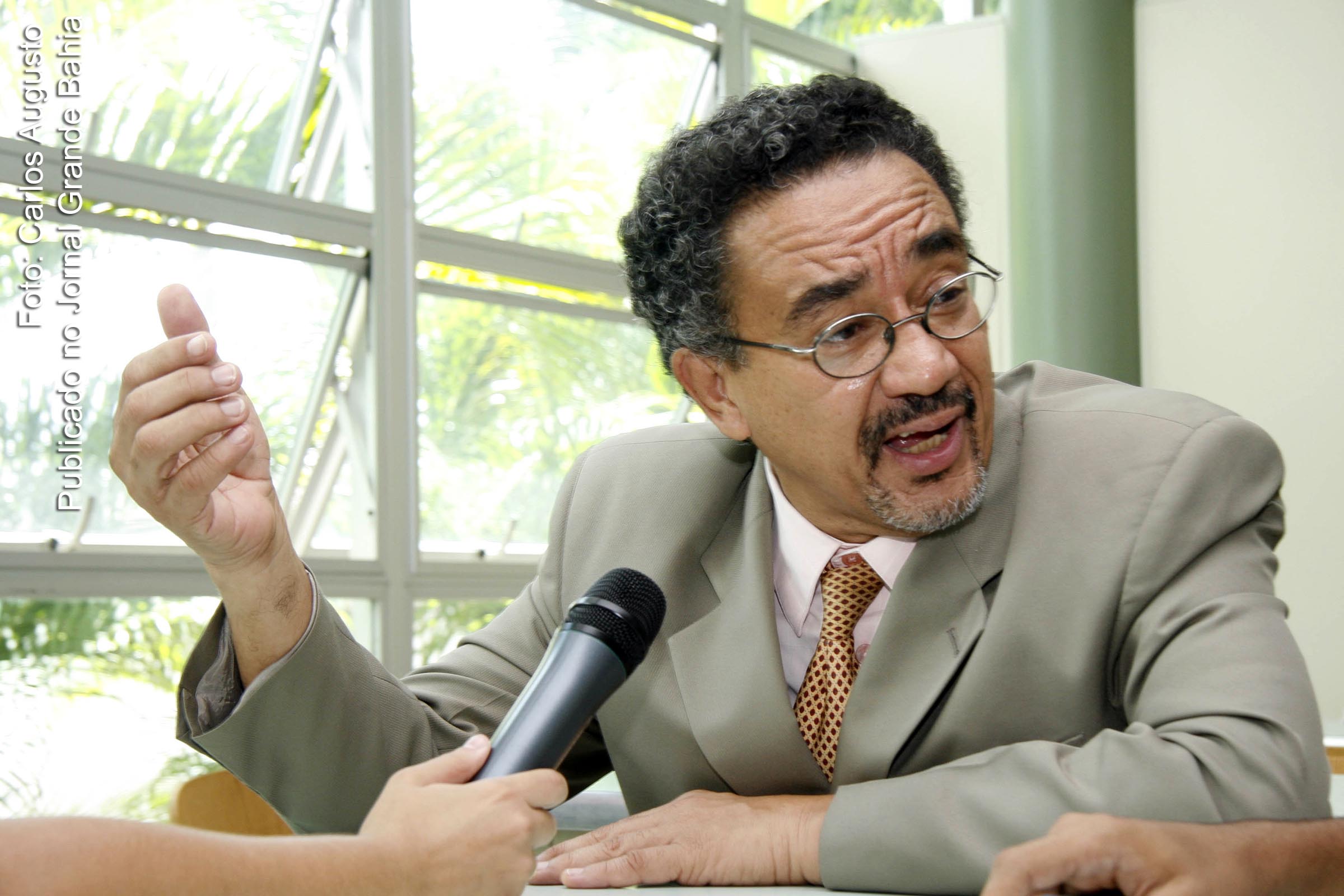 Professor Dr. Muniz Sodré profere Aula Magna na UEFS.