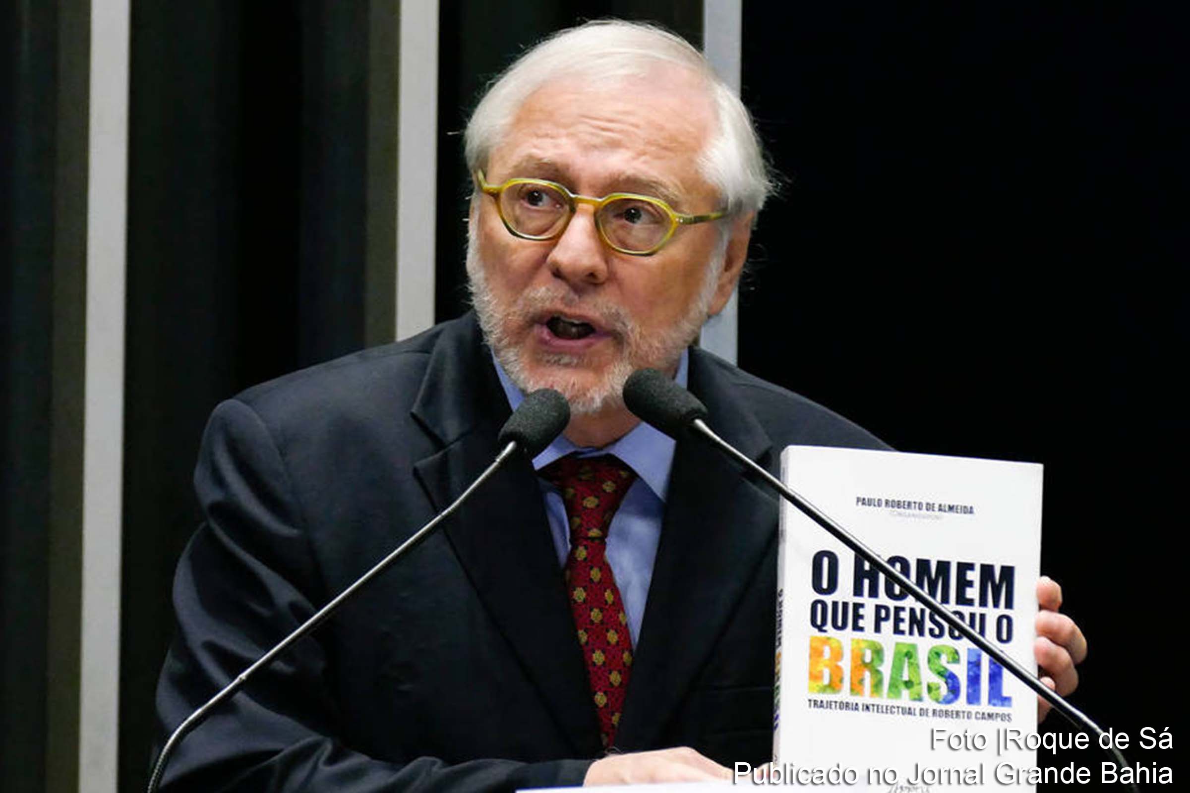 Ministro do Governo Bolsonaro exonera diplomata após críticas em redes sociais; Imposição da ideologia de extrema-direita compromete liberdade de expressão