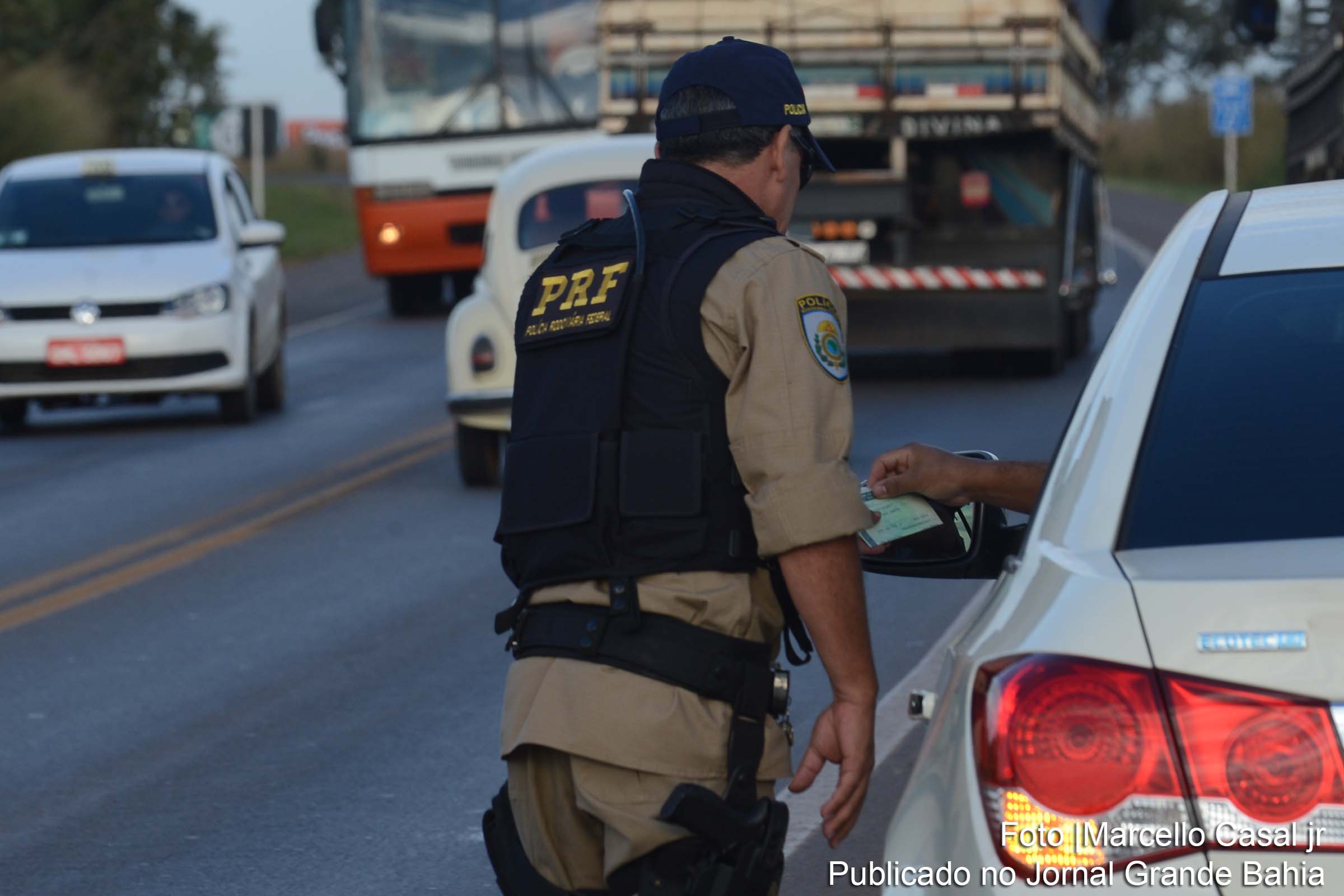Polícia Rodoviária Federal (PRF) realiza operação de segurança nas estradas.