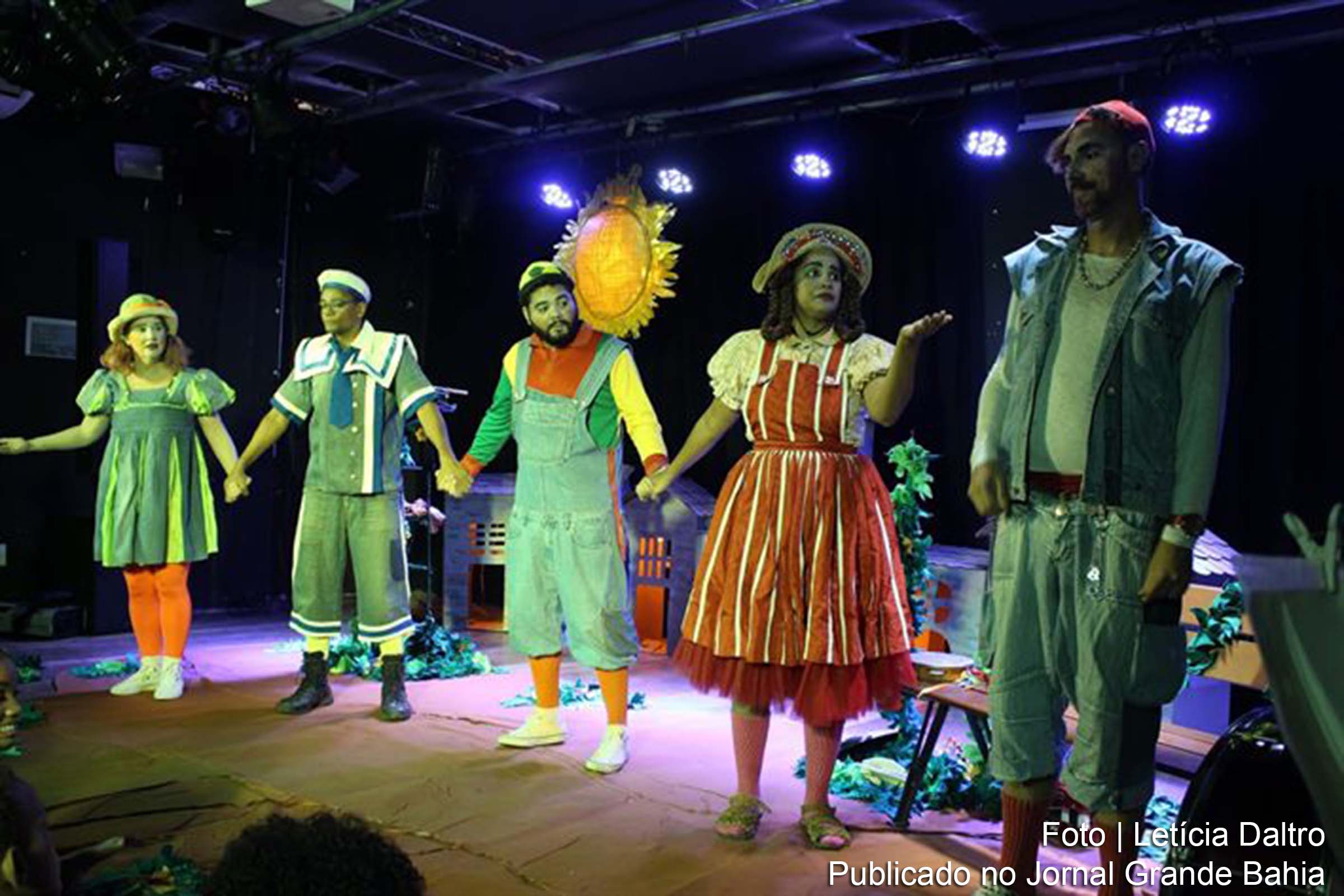 Espetáculo conta história de uma menina do sertão que queria fazer amigos, mas o modo como ela se vestia não agradava as outras crianças. No final acabaram descobrindo que mais importante do que olhar aparências é reconhecer o quanto as pessoas podem ser melhores do que a forma como são, como se vestem e vivem.