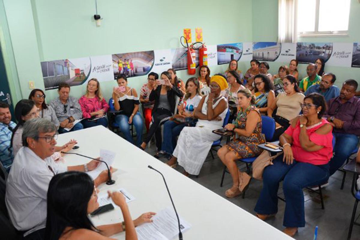 Conselho Municipal de Defesa da Mulher de Feira de Santana é empossado pelo prefeito Colbert Martins Filho.