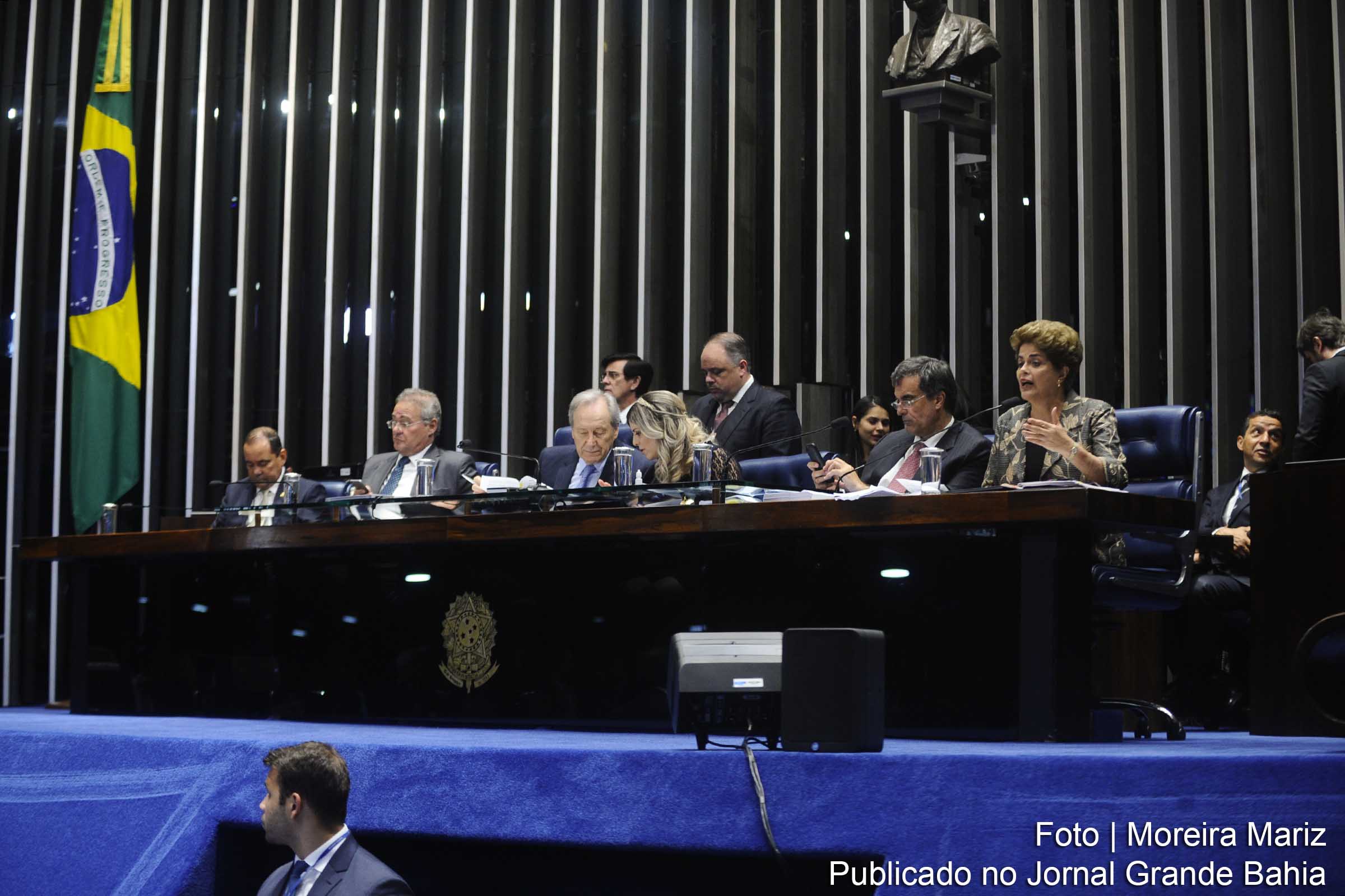 Presidente Dilma Vana Rousseff discursa na mesa do plenário do Senado Federal.