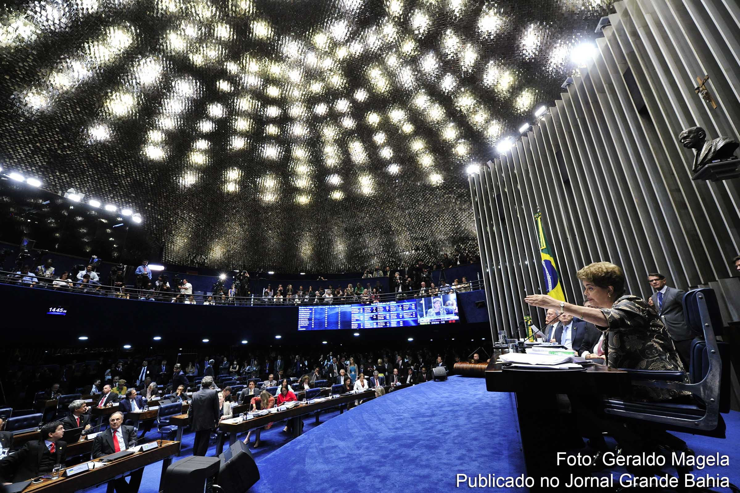 Presidente Dilma Vana Rousseff discursa na mesa do plenário do Senado Federal.