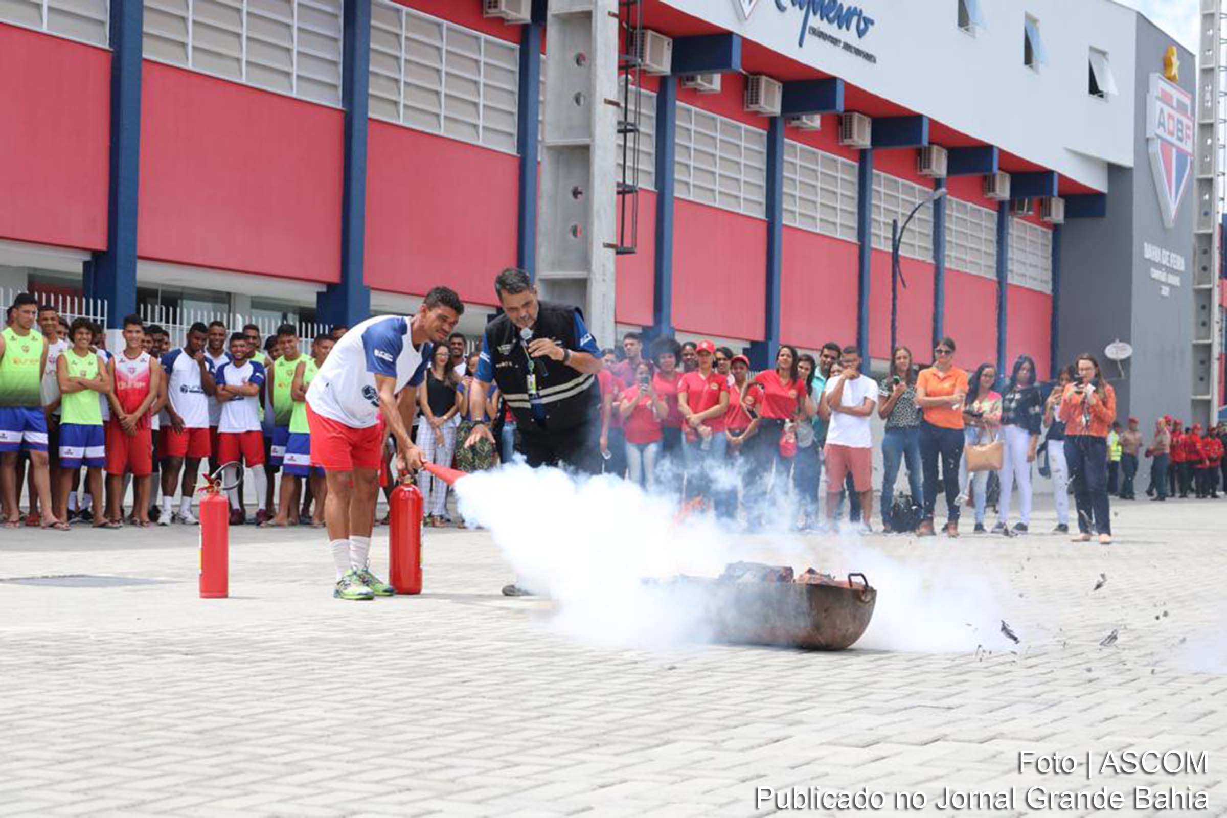 Cerca de 200 pessoas participaram do treinamento de prevenção à incêndios, primeiros socorros e controle de pânico em emergência na Arena Cajueiro, sede do time.