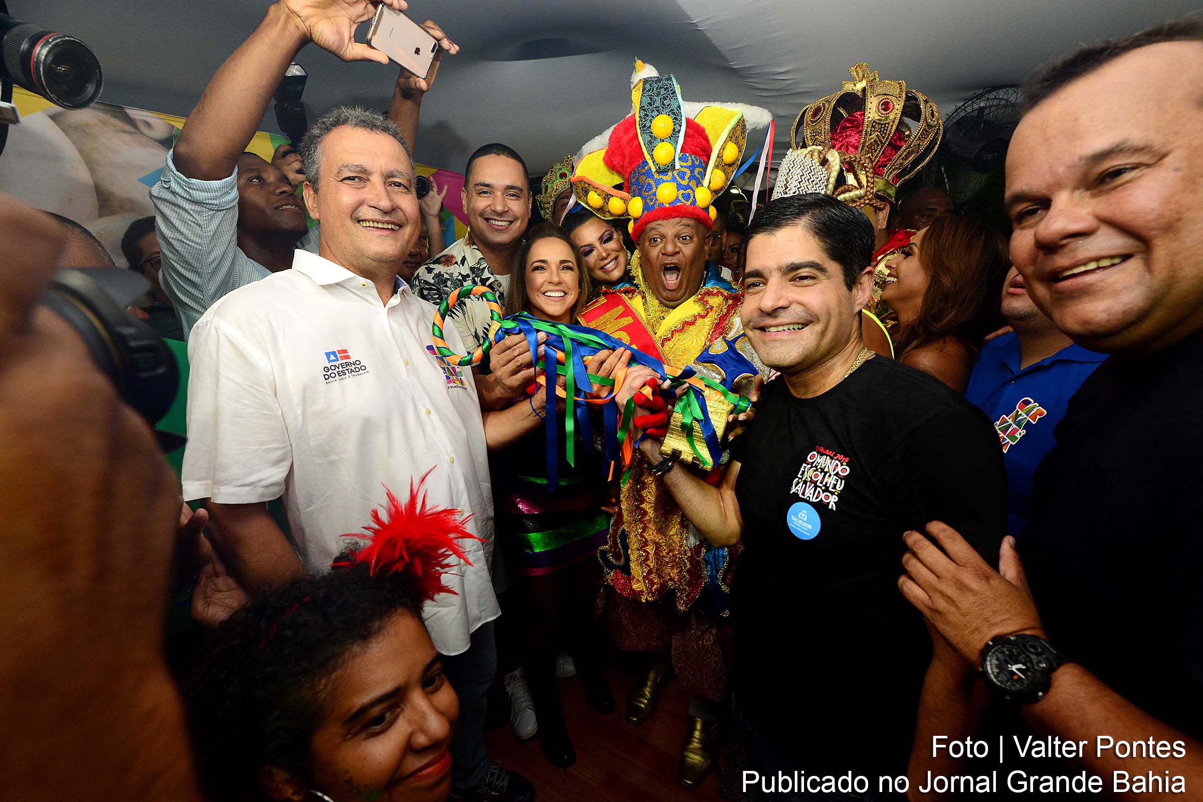 Renildo Barbosa, Rei Momo de Salvador, recebeu as chaves da cidade das mãos do prefeito ACM Neto e do governador Rui Costa.