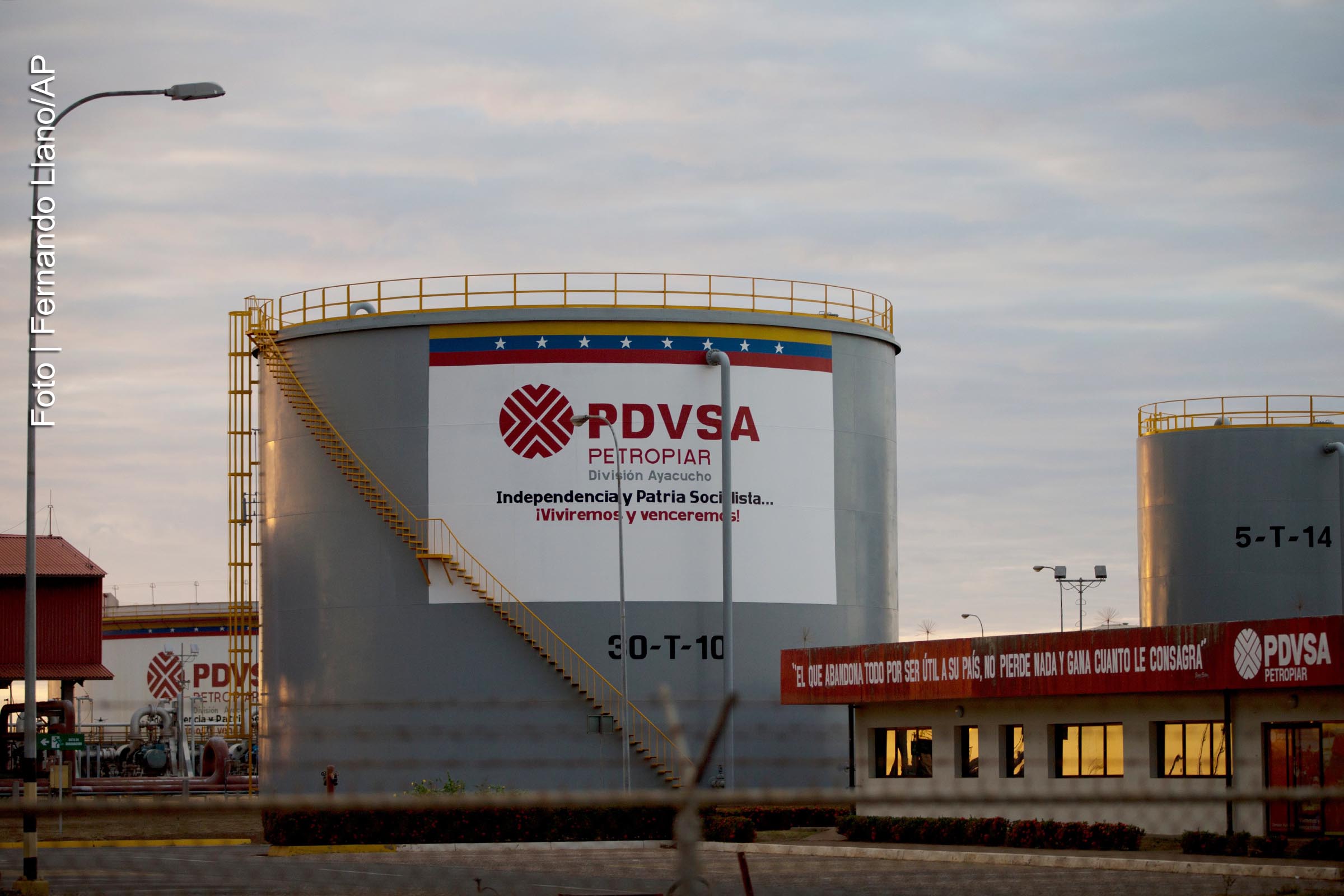 Tanques de armazenamento em um complexo petrolífero estatal da companhia de petróleo PDVSA, perto de El Tigre, Venezuela.