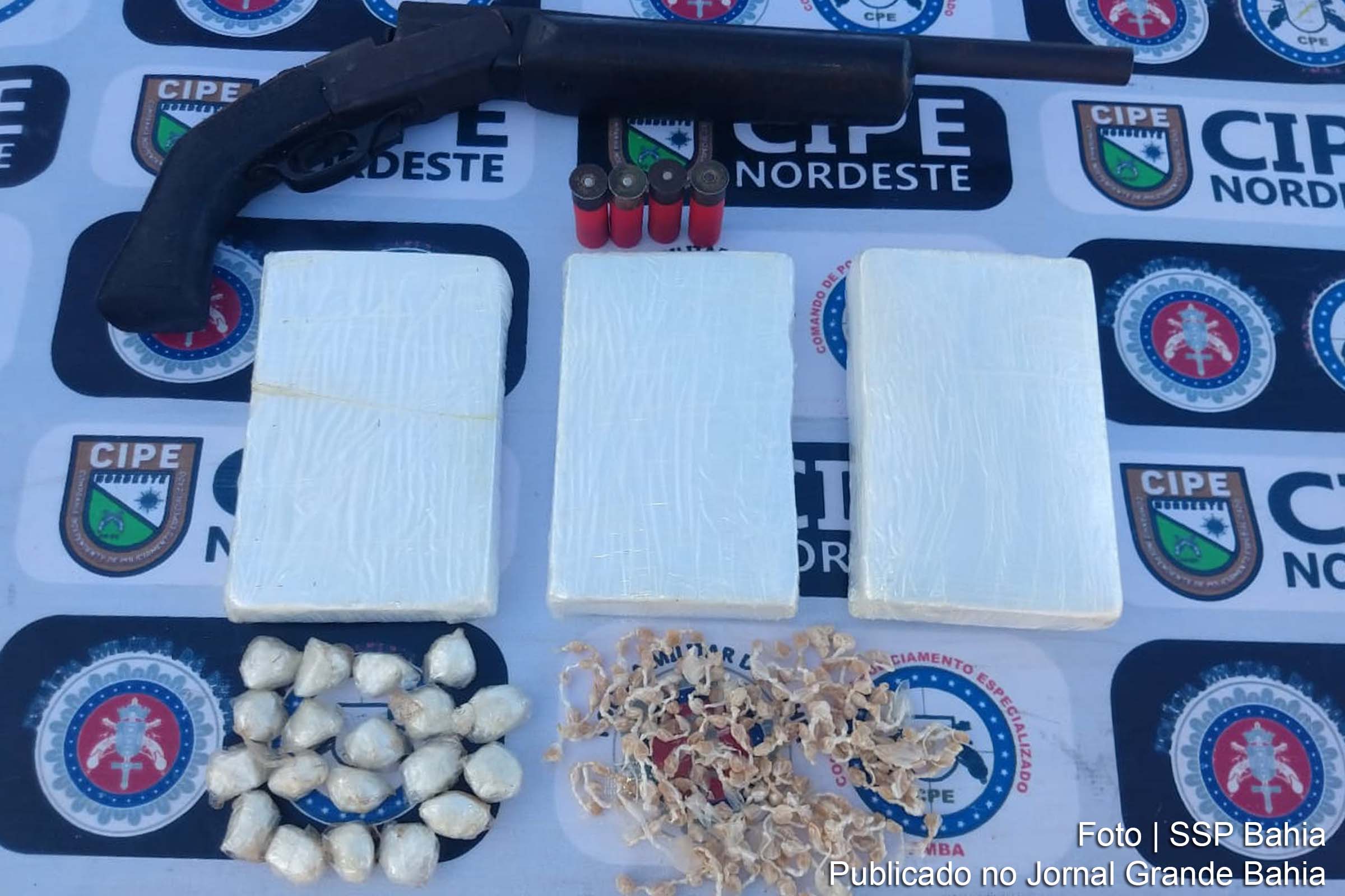 Três quilos de cocaína e a espingarda calibre 12 foram apreendidos pela Polícia Militar da Bahia.