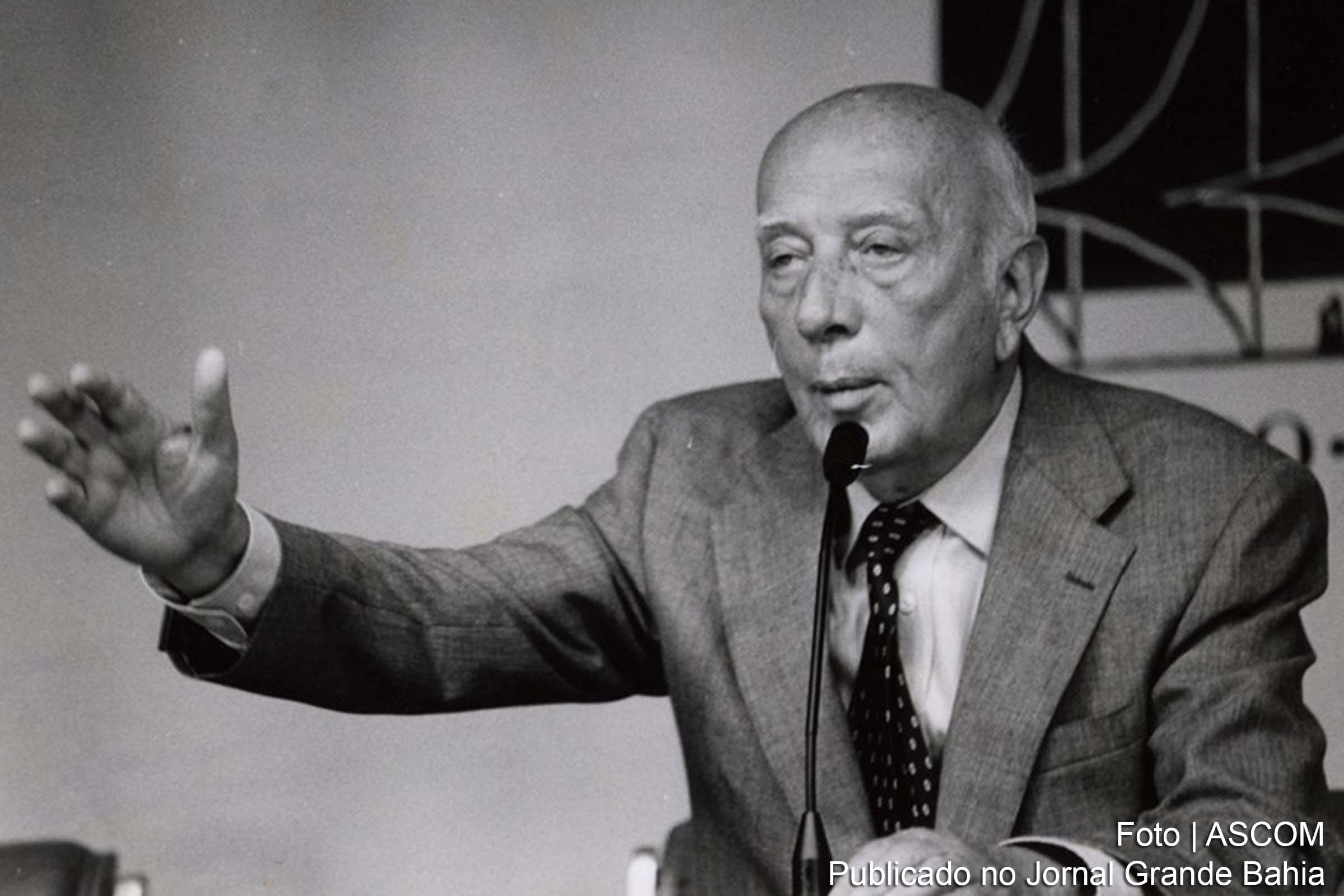 Ulysses Silveira Guimarães (Itirapina, 6 de outubro de 1916 — Angra dos Reis, 12 de outubro de 1992) foi um político e advogado brasileiro, um dos principais opositores à ditadura militar. Ulysses nasceu na vila de Itaqueri da Serra, atual distrito do município de Itirapina, que à época era parte do município de Rio Claro, no interior do estado de São Paulo.