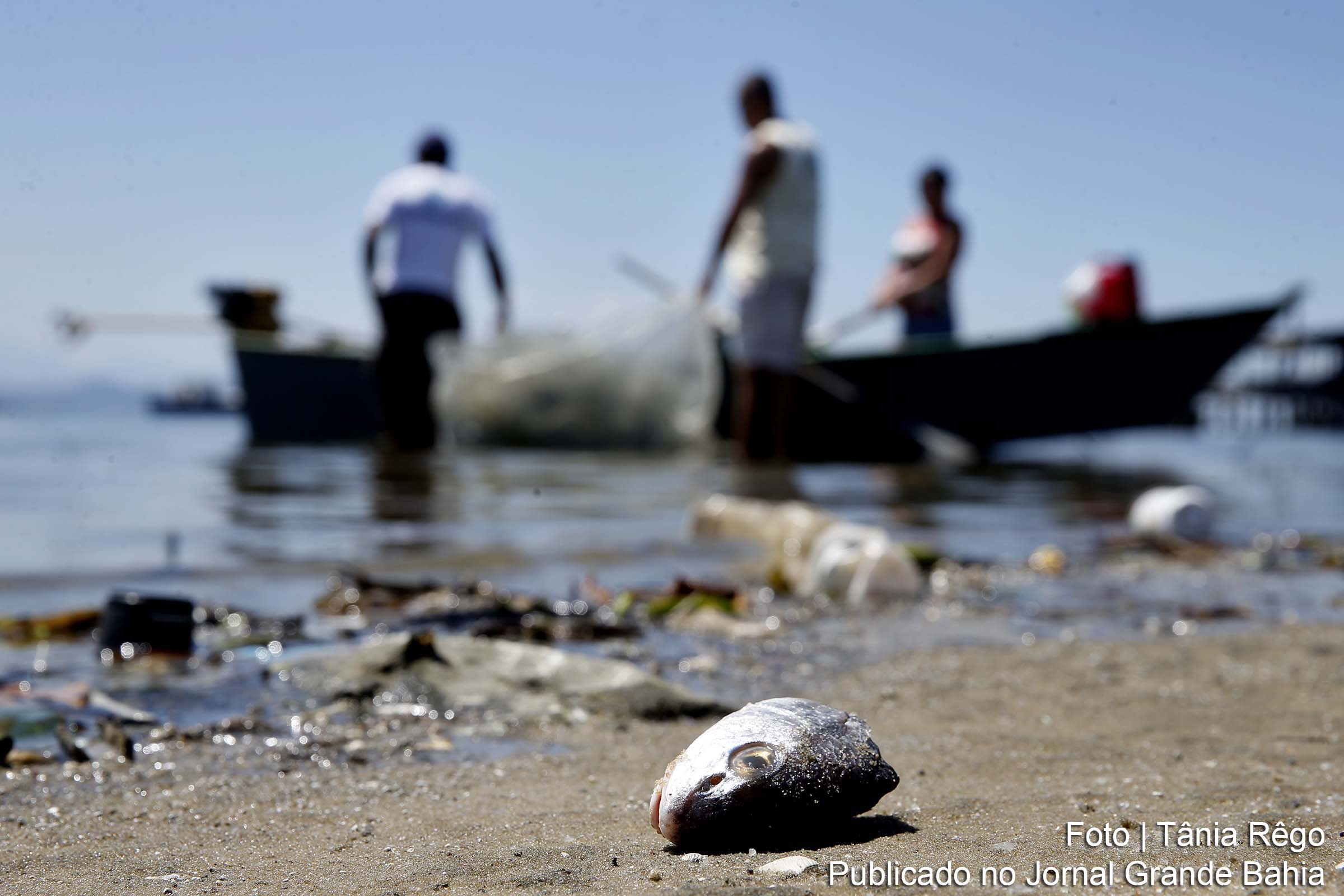 Um bilhão de litros de chorume são despejados na Baía de Guanabara..