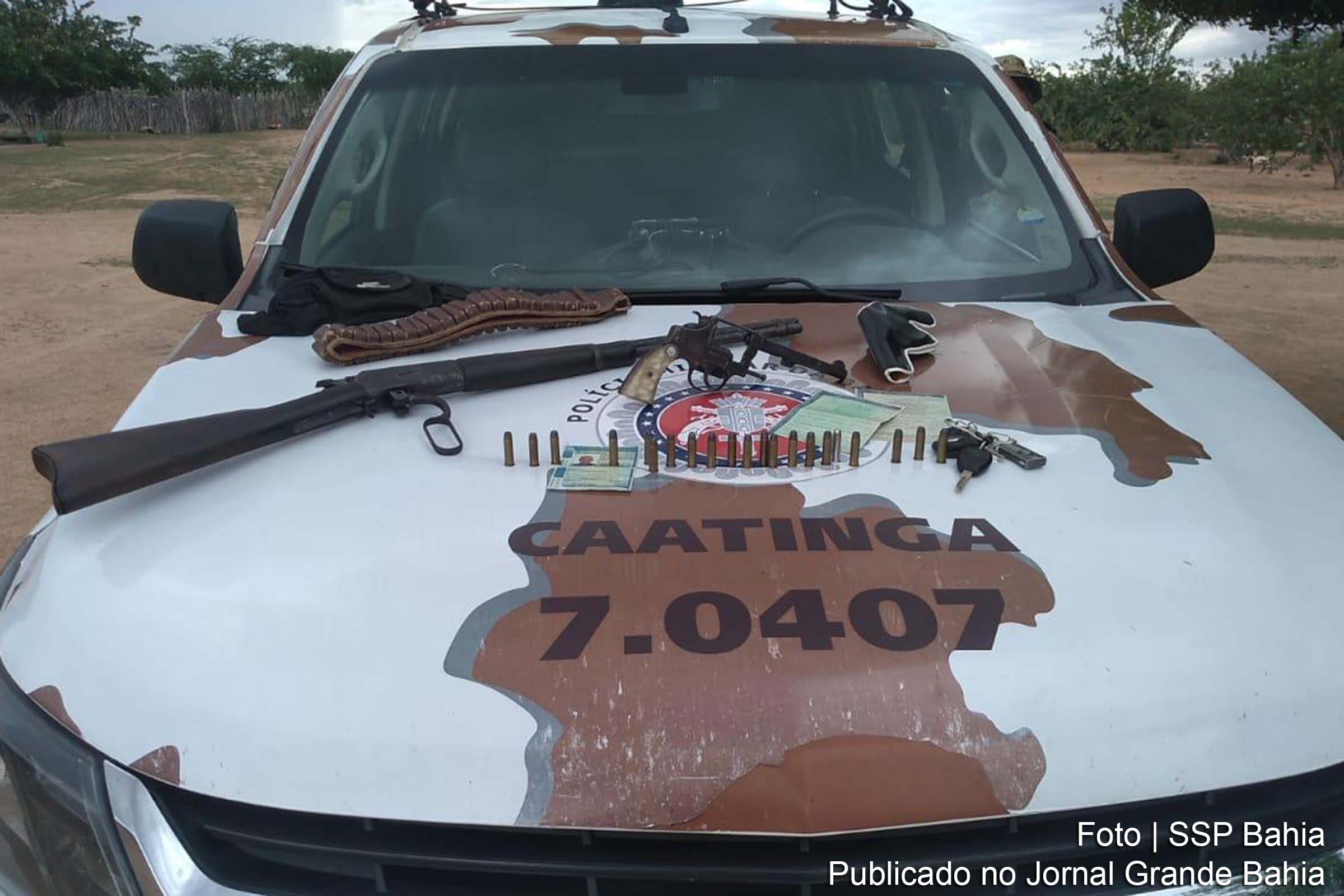 Uma carabina e um revólver, ambos calibre 38, e munições foram apreendidos pela Polícia Militar da Bahia.