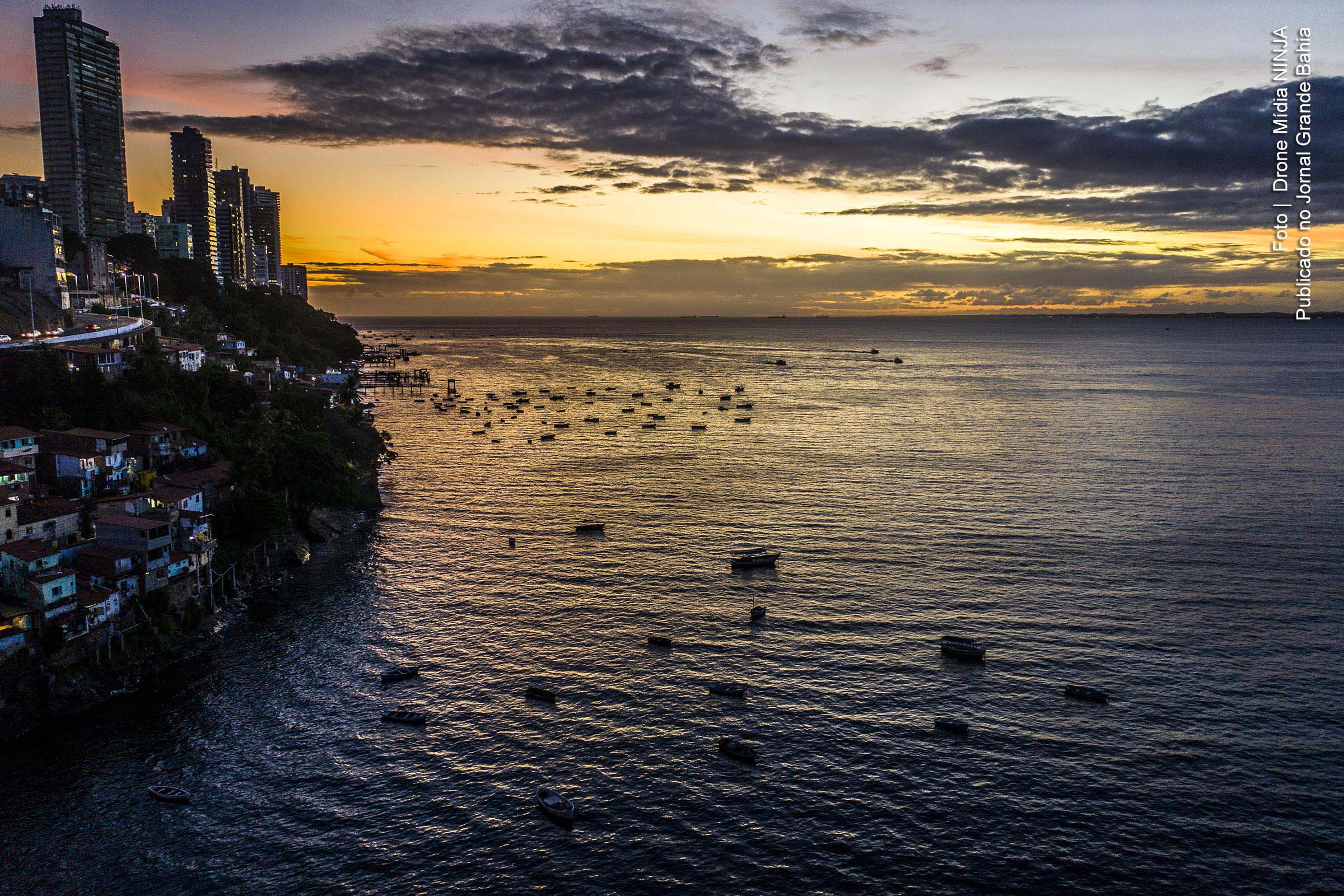 Vista do por do sol da Baía de Todos os Santos, a partir de Salvador.