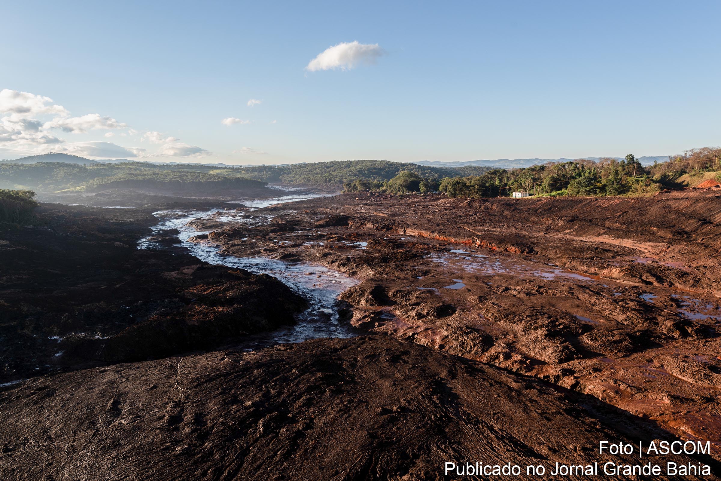 Vista panorâmica da devastação humana e ambiental provocada por falha na manutenção de barragem a montante da Mina Córrego do Feijão, de propriedade da empresa Vale, situada em Brumadinho, Minas Gerais, em 25 de janeiro de 2019.