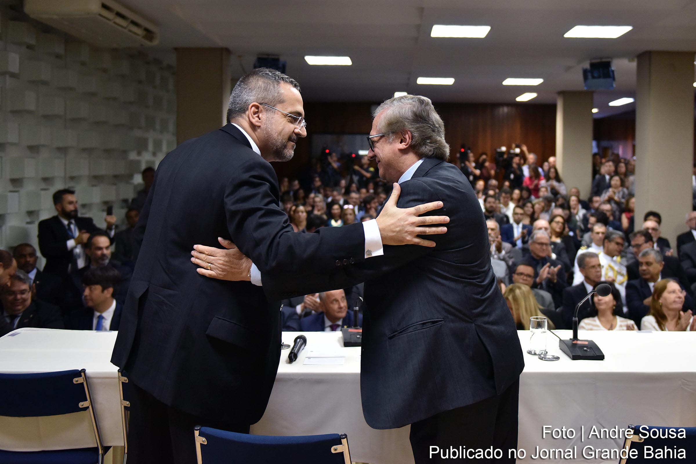 Abraham Weintraub e Ricaredo Vélez durante cerimônia de troca de comando do Ministério da Educação do Governo Bolsonaro, em 9 de abril de 2019.