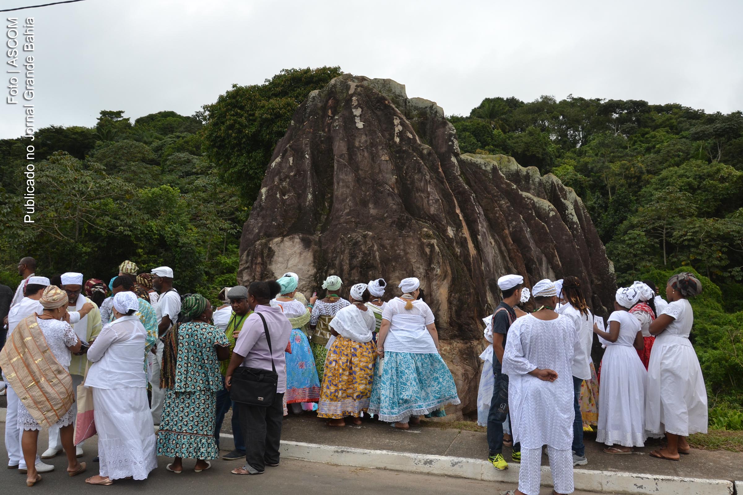 Afrodescendentes realizam visita religiosa à Pedra de Xangô, em Salvador.